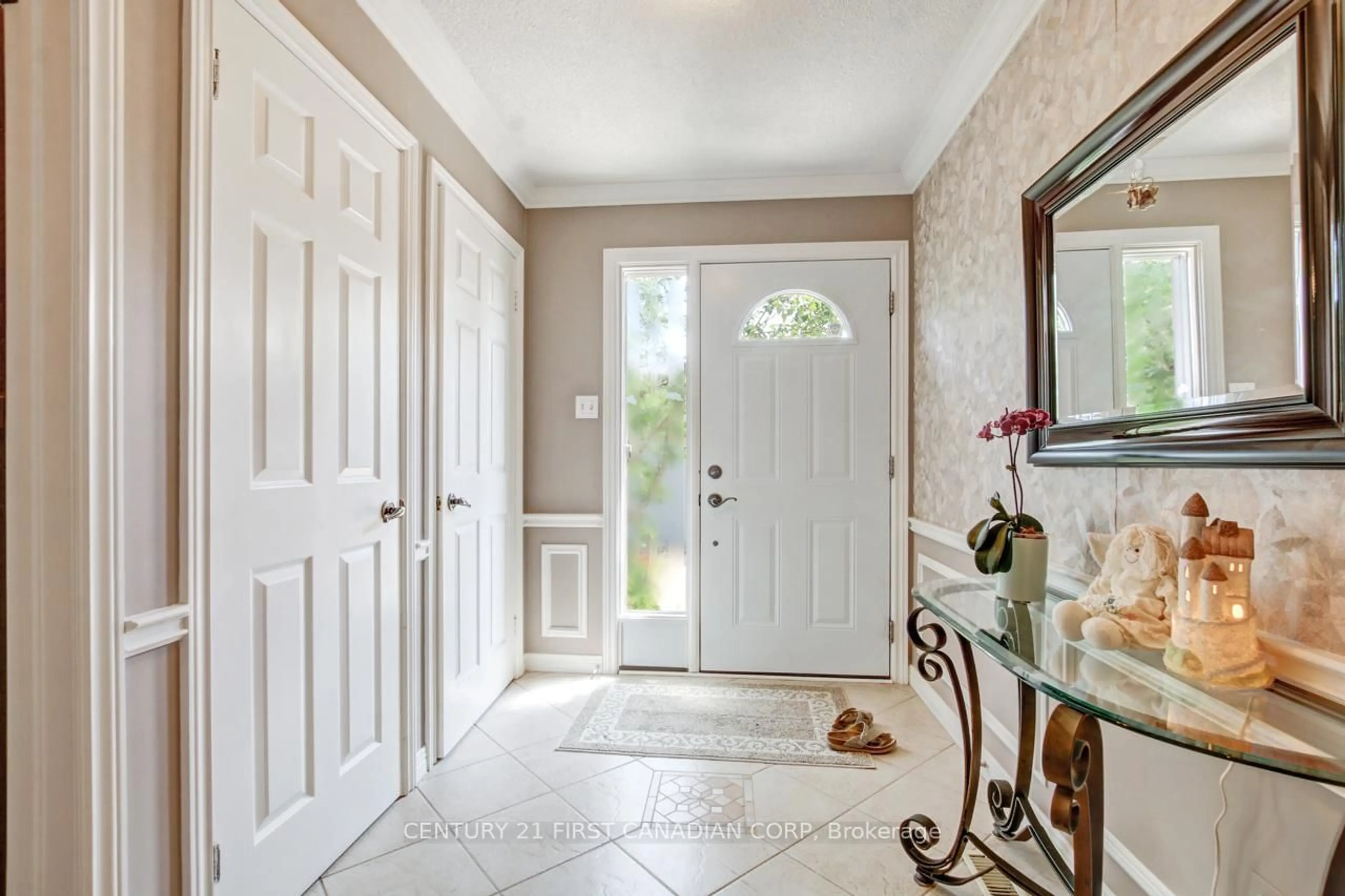 Indoor entryway for 50 Fiddlers Green Rd #63, London North Ontario N6H 4T4