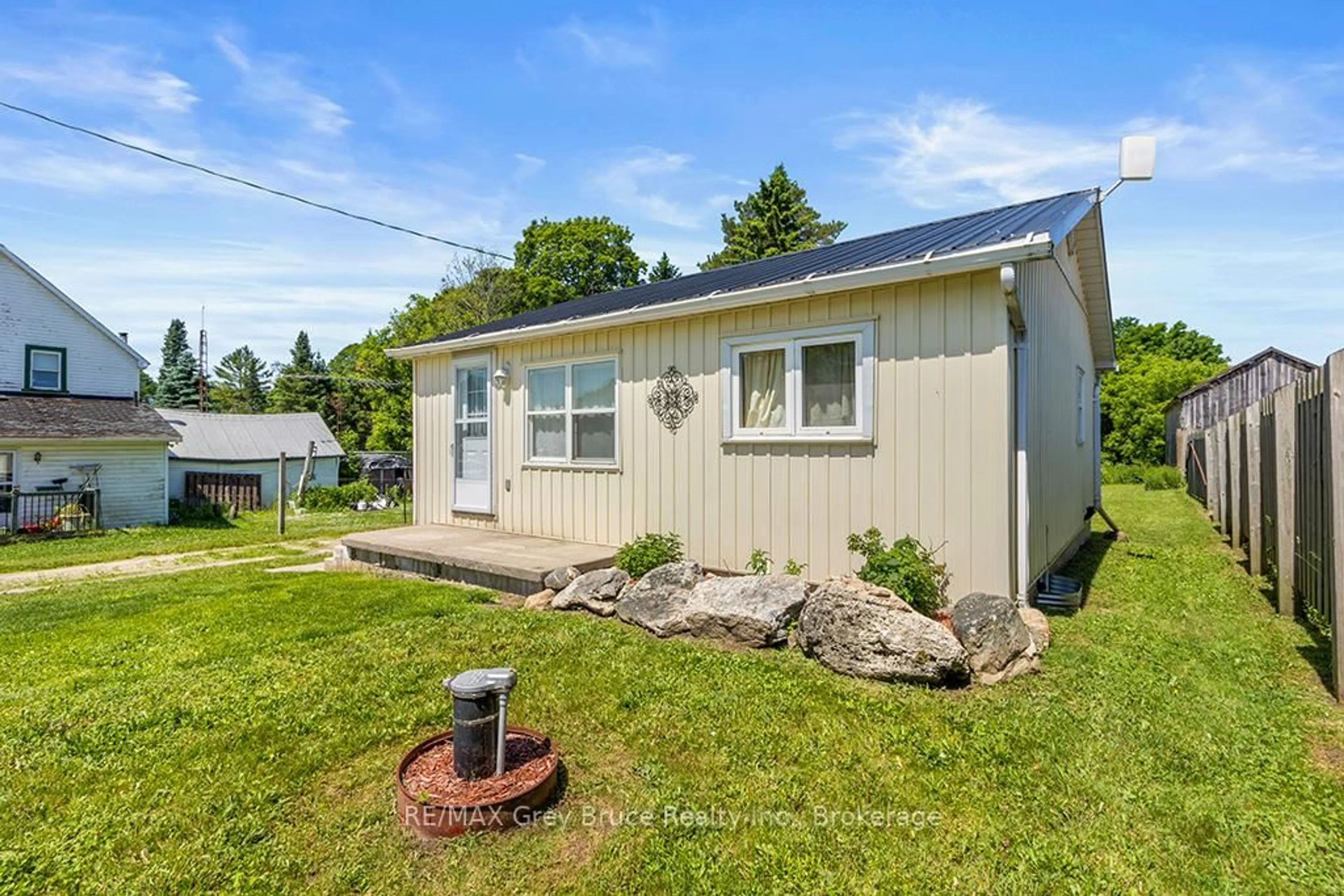 Home with vinyl exterior material, street for 580309 60 Sdrd, Chatsworth Ontario N0H 1C0