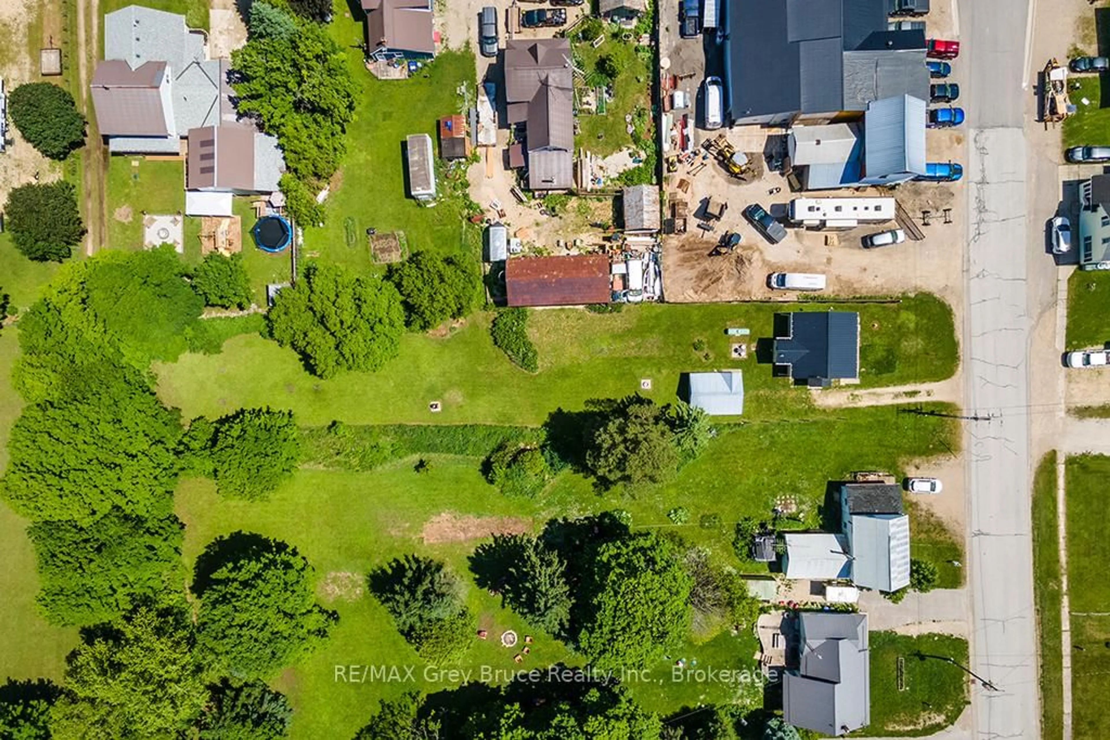 A pic from outside/outdoor area/front of a property/back of a property/a pic from drone, street for 580309 60 Sdrd, Chatsworth Ontario N0H 1C0