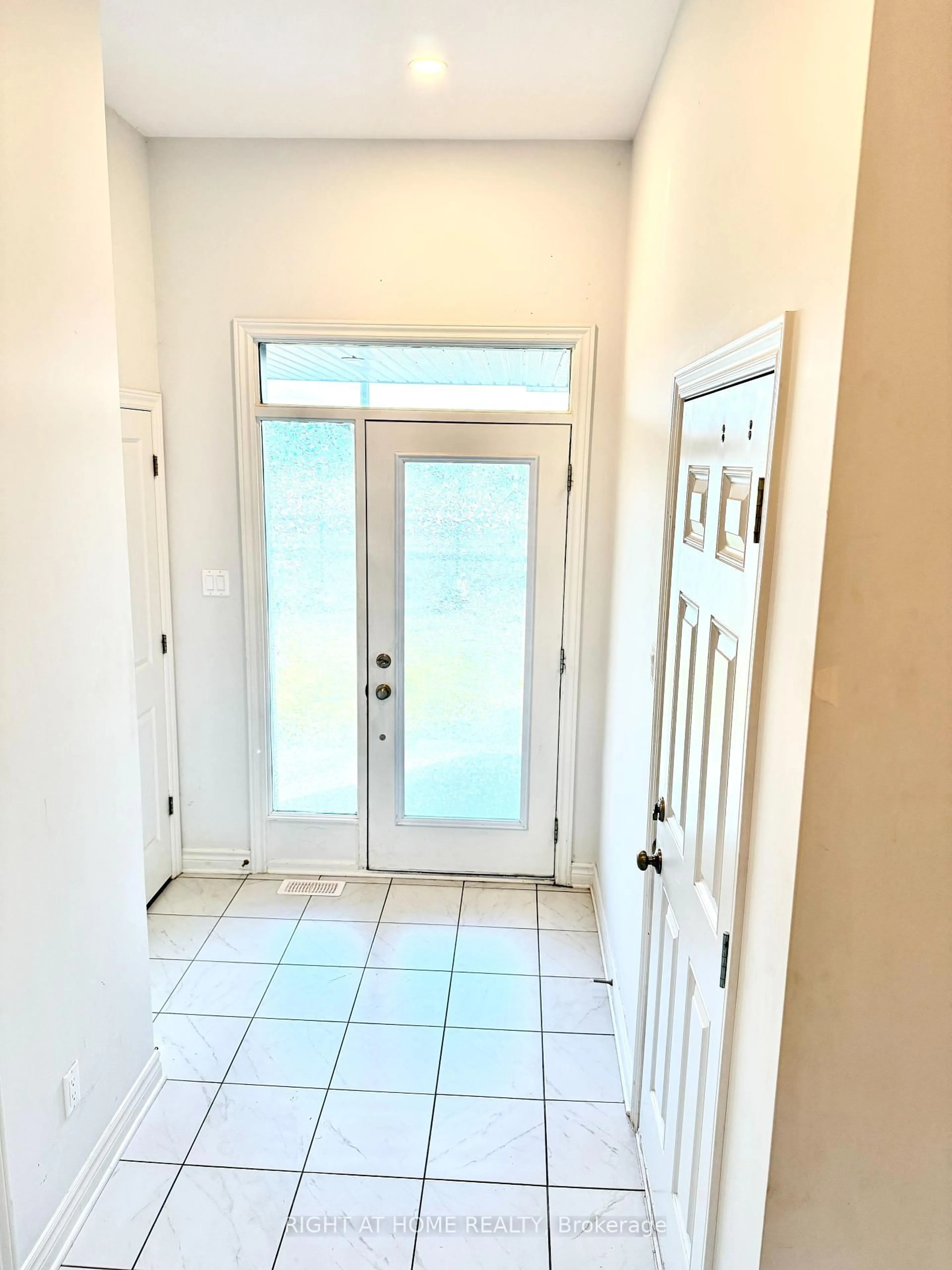 Indoor entryway for 669 Cordelette Circ, Ottawa Ontario K1W 0P2