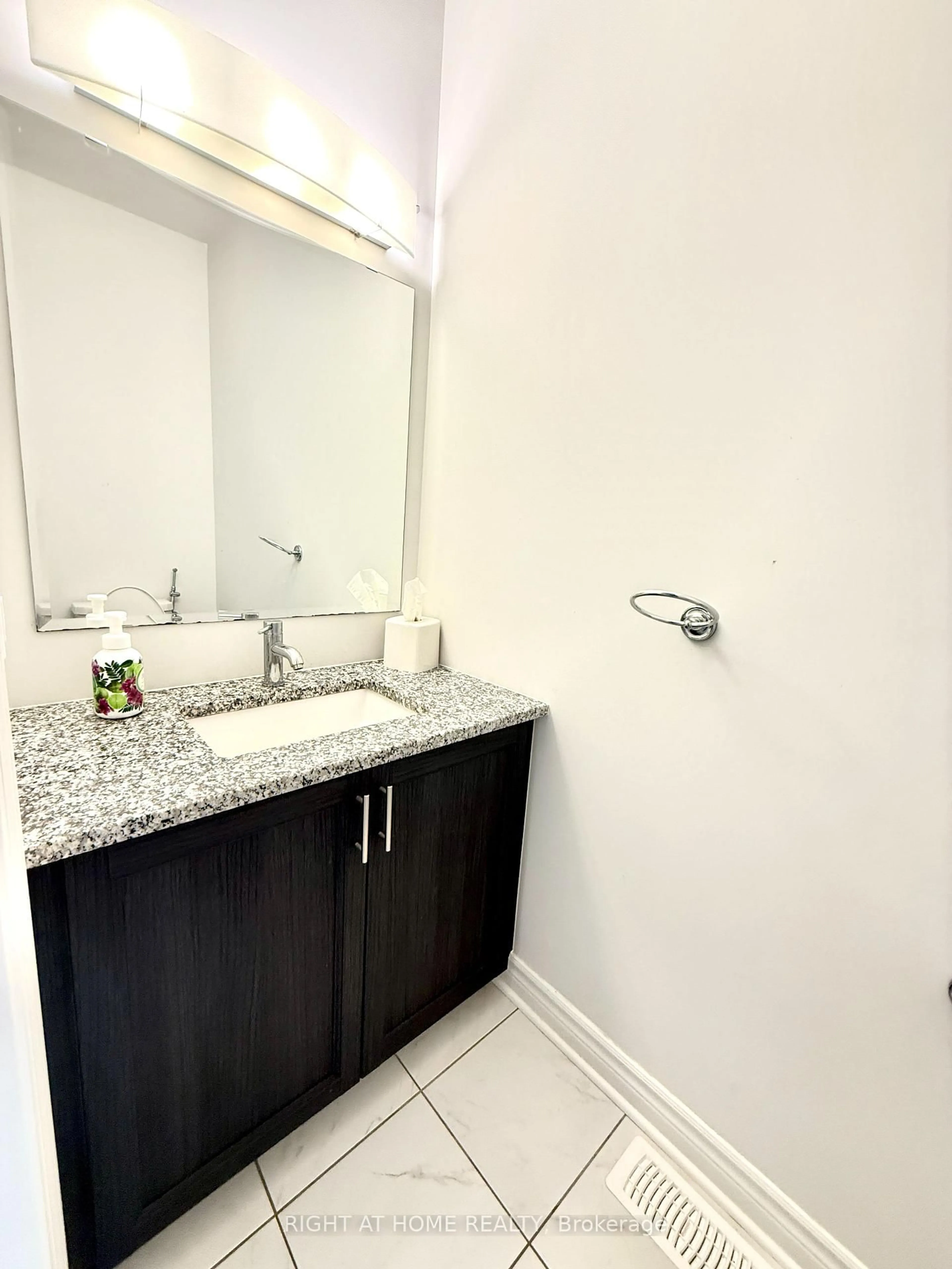 Standard bathroom, unknown for 669 Cordelette Circ, Ottawa Ontario K1W 0P2