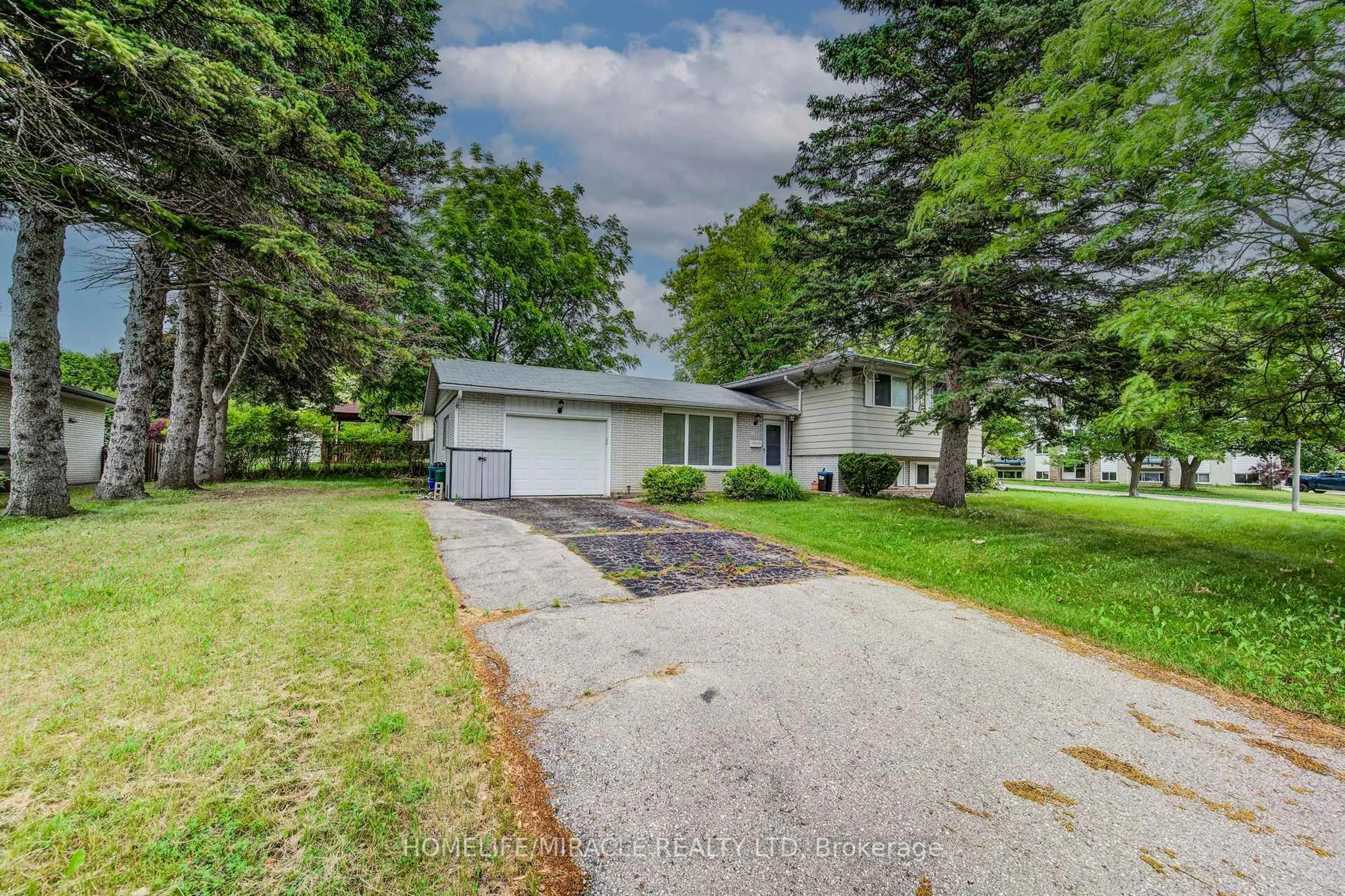 A pic from outside/outdoor area/front of a property/back of a property/a pic from drone, street for 262 Northcrest Pl, Waterloo Ontario N2J 3X5