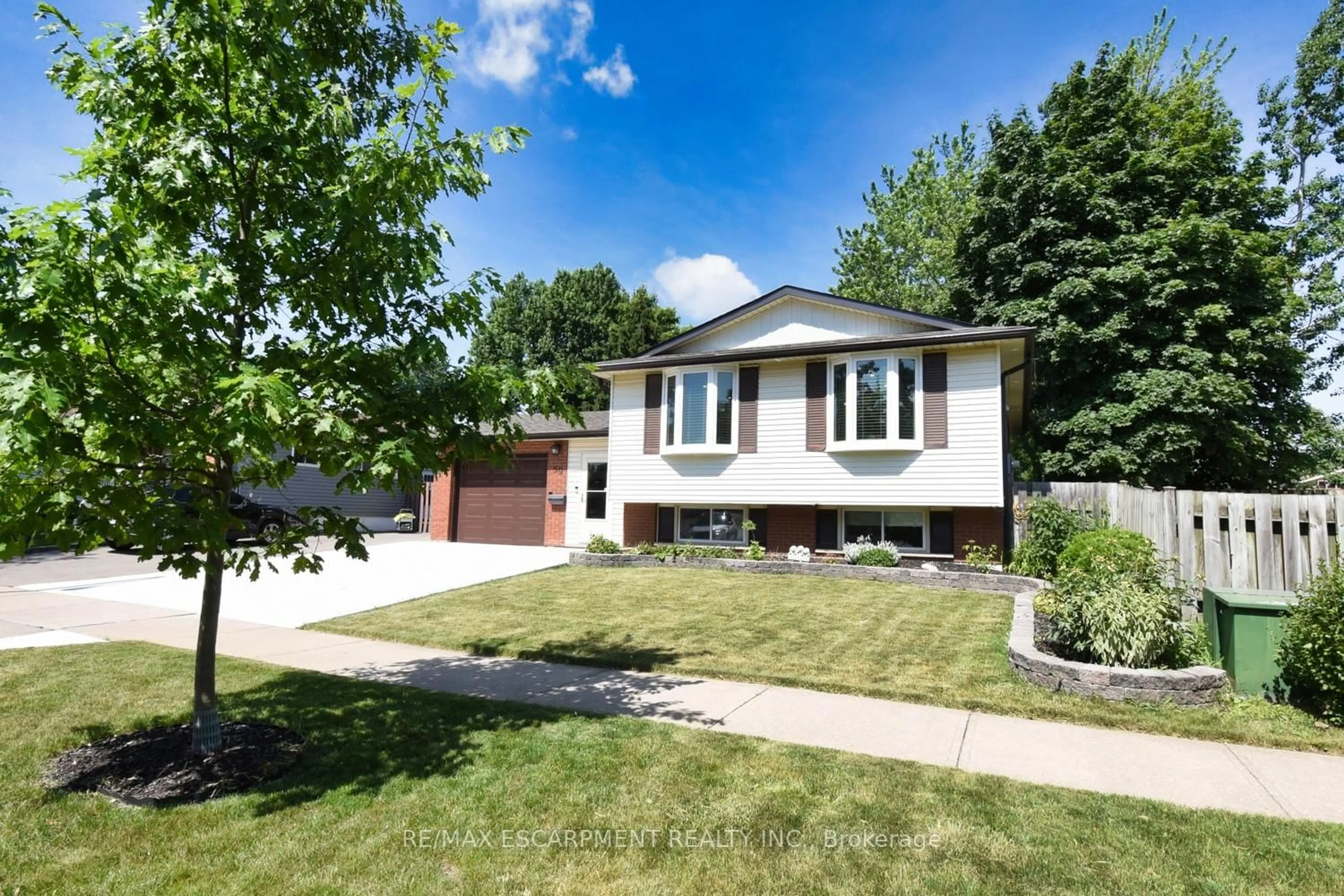 Home with vinyl exterior material, street for 59 Yorkdale Cres, Hamilton Ontario L8J 1E4