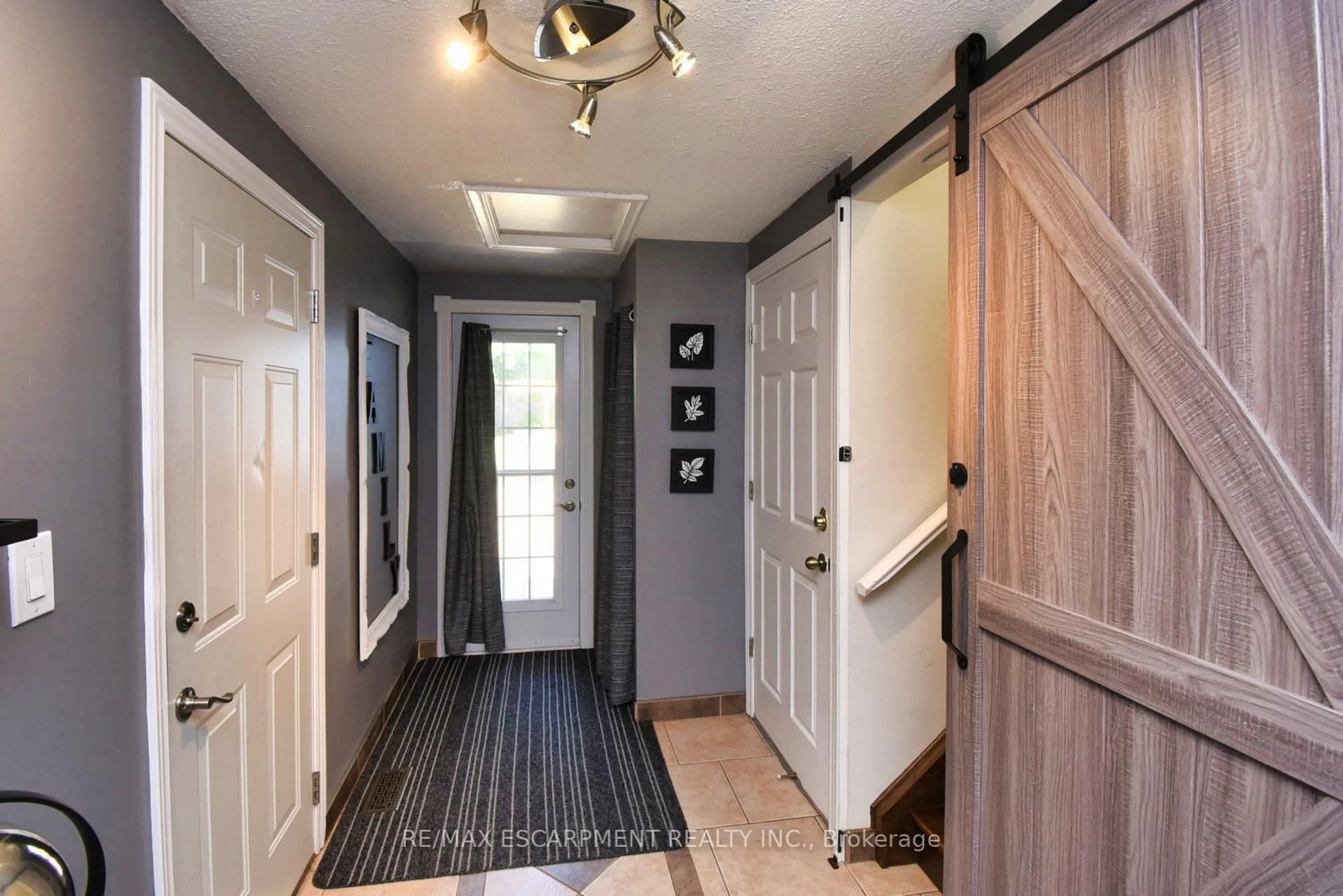 Indoor entryway for 59 Yorkdale Cres, Hamilton Ontario L8J 1E4