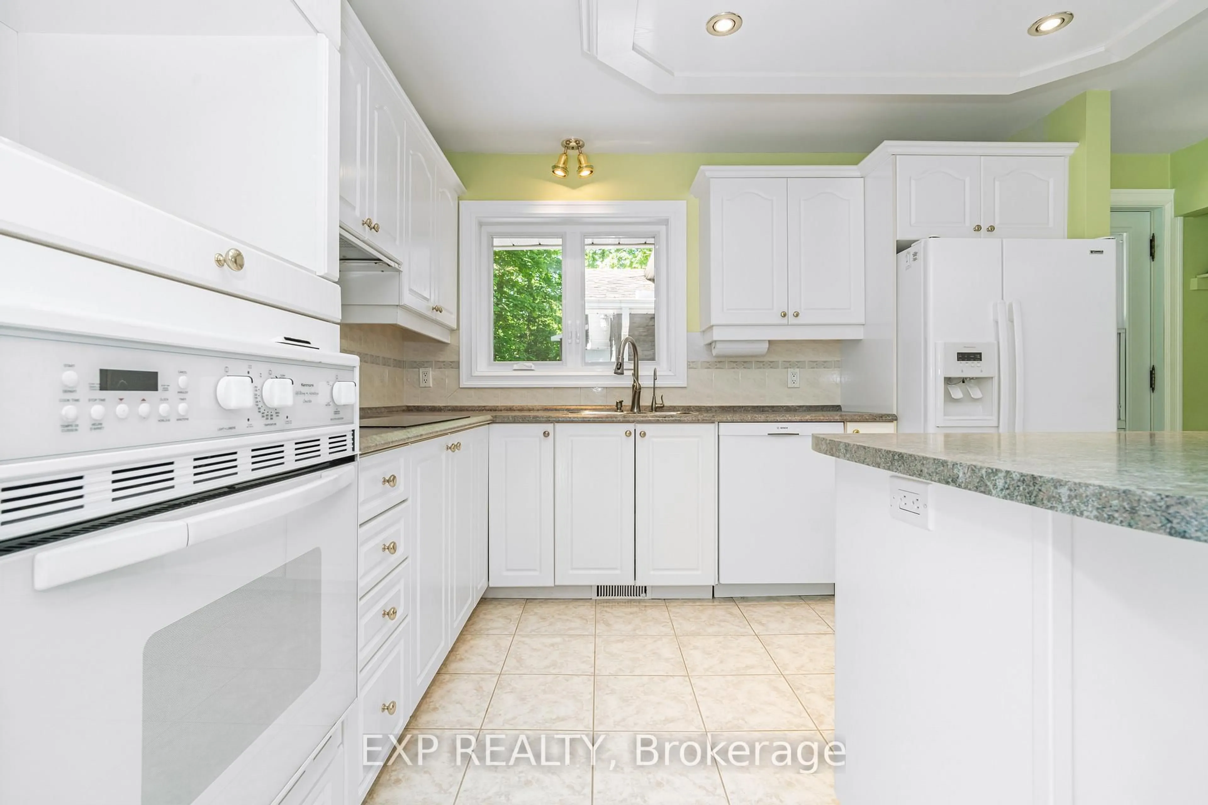 Standard kitchen, ceramic/tile floor for 2577 Regional 174 Rd, Ottawa Ontario K4C 1E5