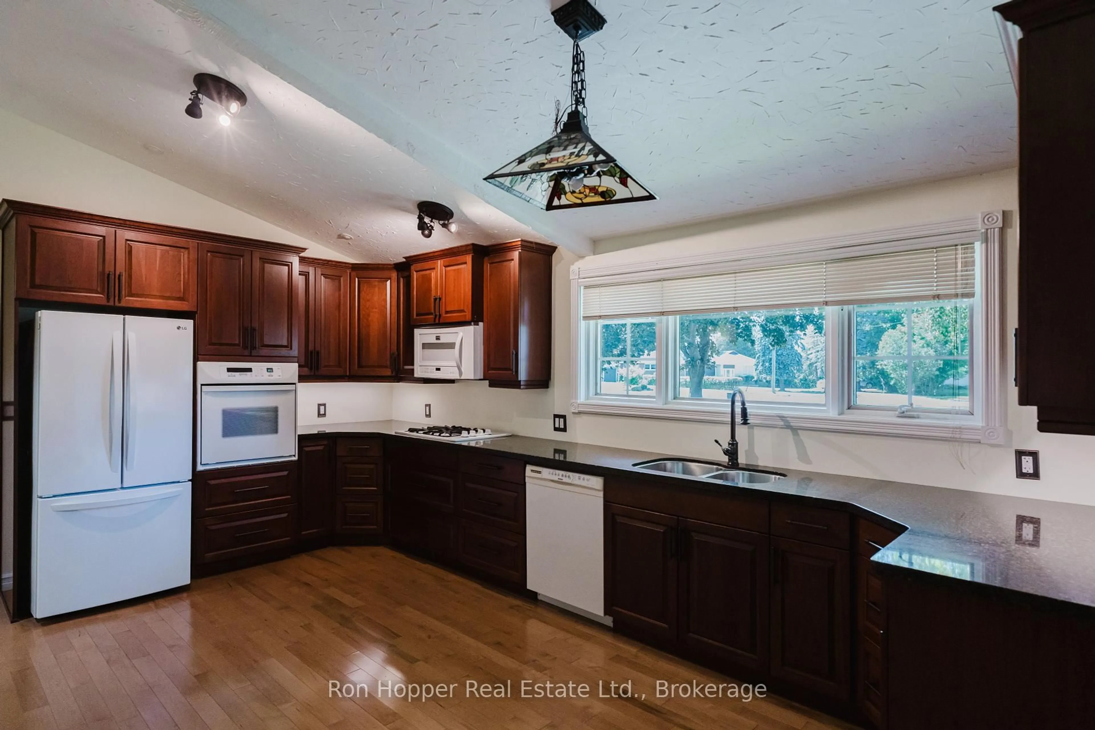 Open concept kitchen, unknown for 345 6th Ave, Owen Sound Ontario N4K 2T7