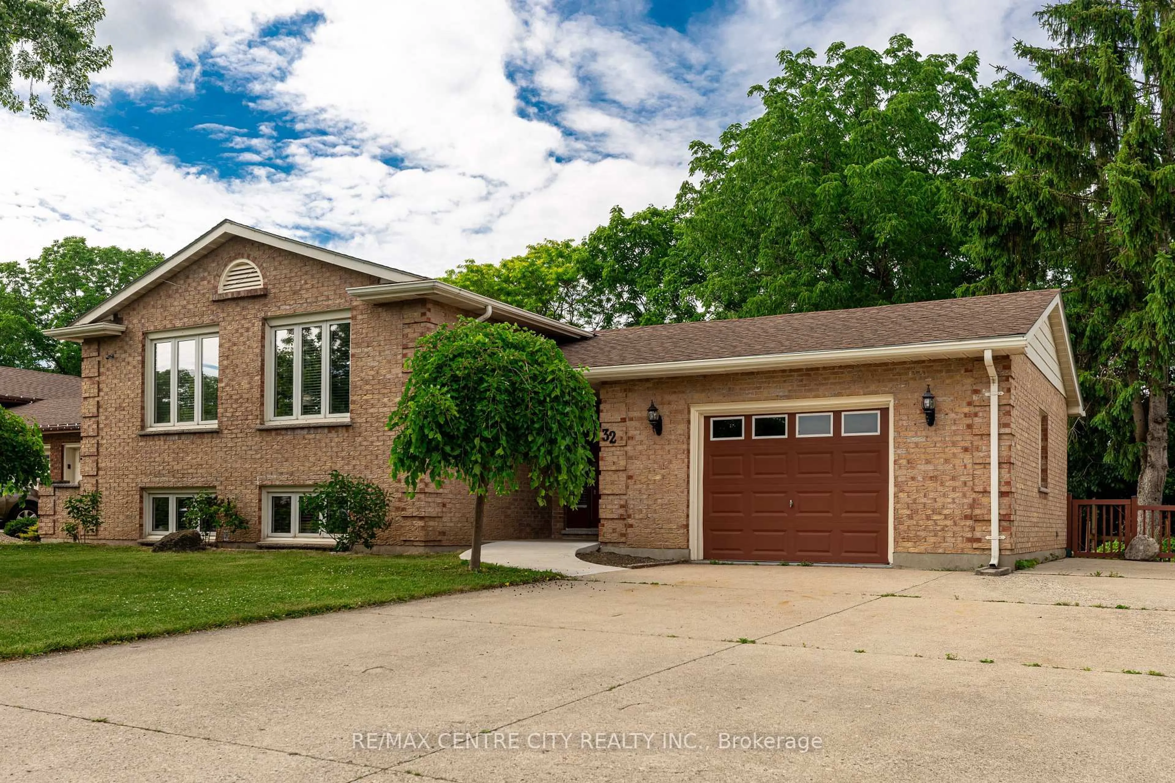 Home with brick exterior material, street for 32 Lakeview Circ, St. Thomas Ontario N5P 4B2