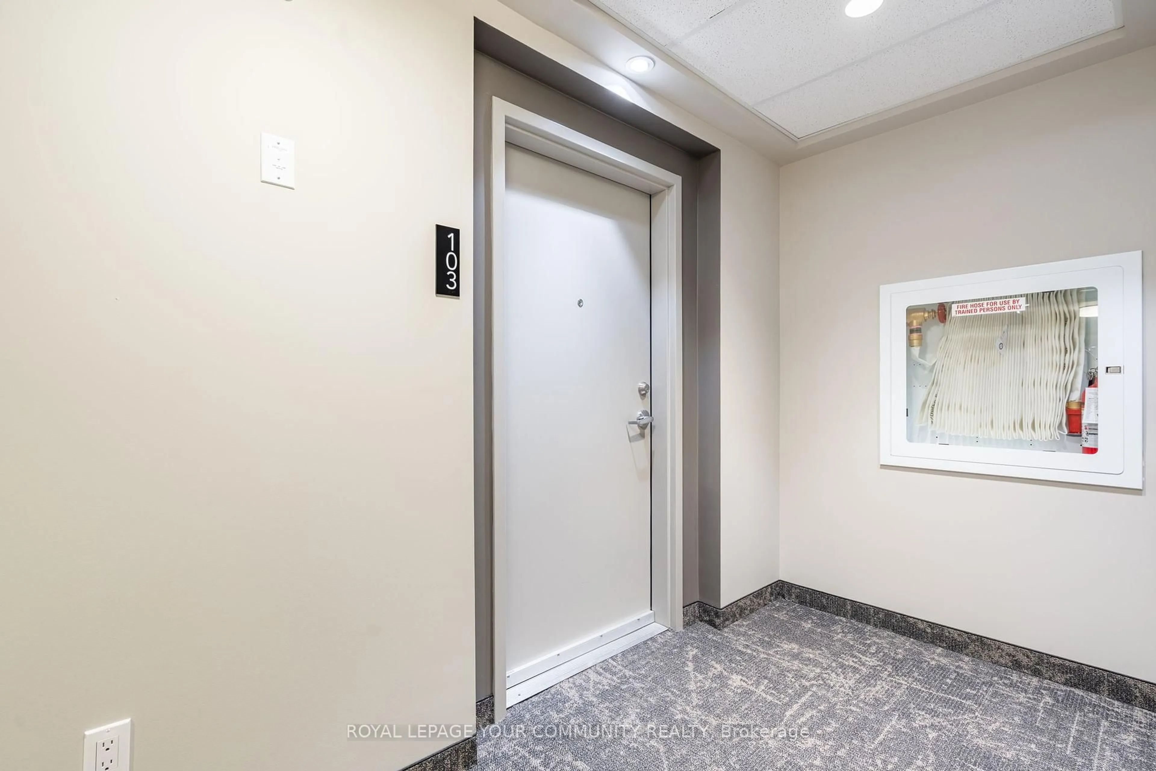 Indoor foyer for 120 Summersides Blvd #103, Pelham Ontario L0S 1E1