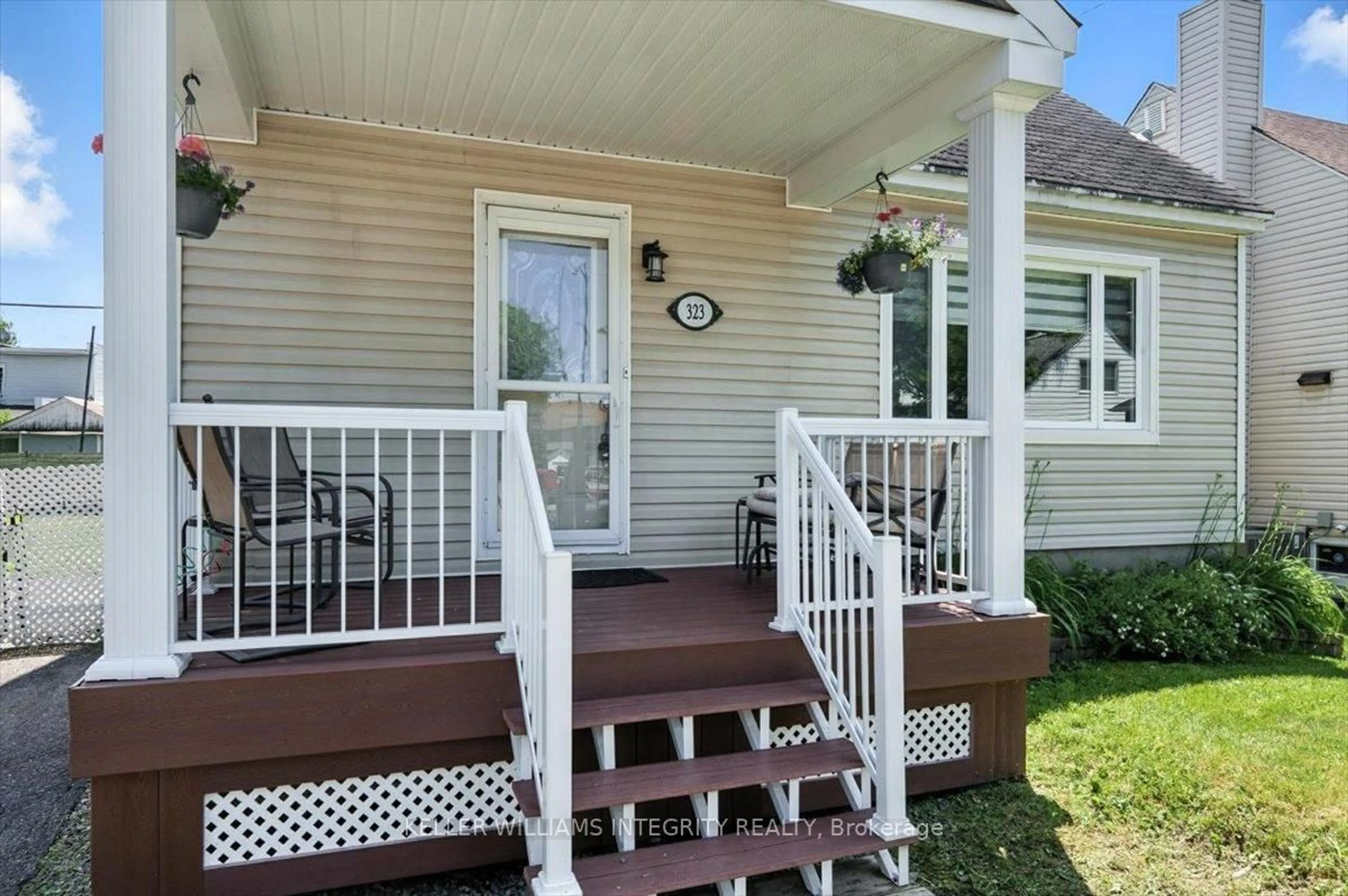 Home with vinyl exterior material, street for 323 Richard Circ, Ottawa Ontario K1L 6W1