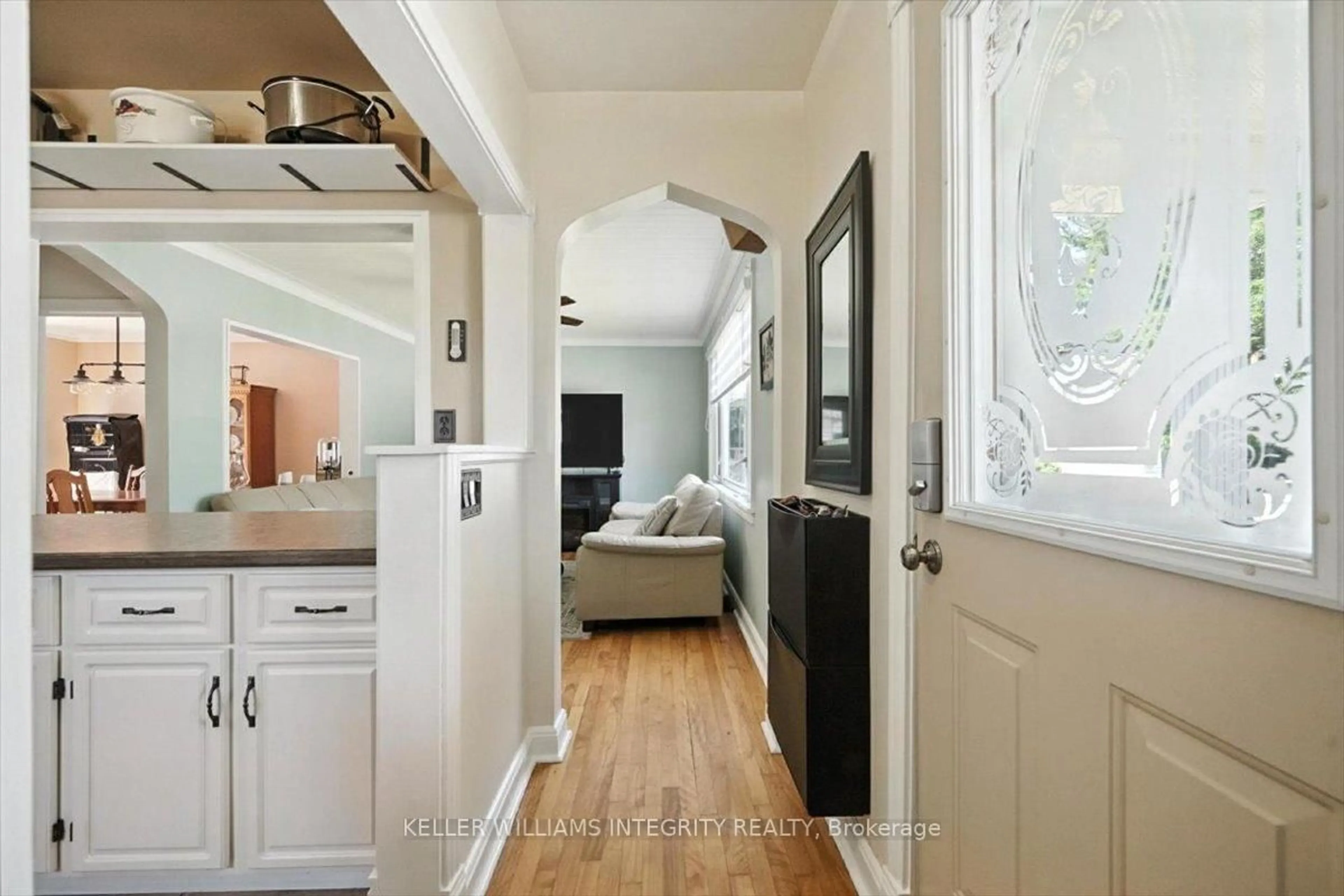 Indoor entryway for 323 Richard Circ, Ottawa Ontario K1L 6W1