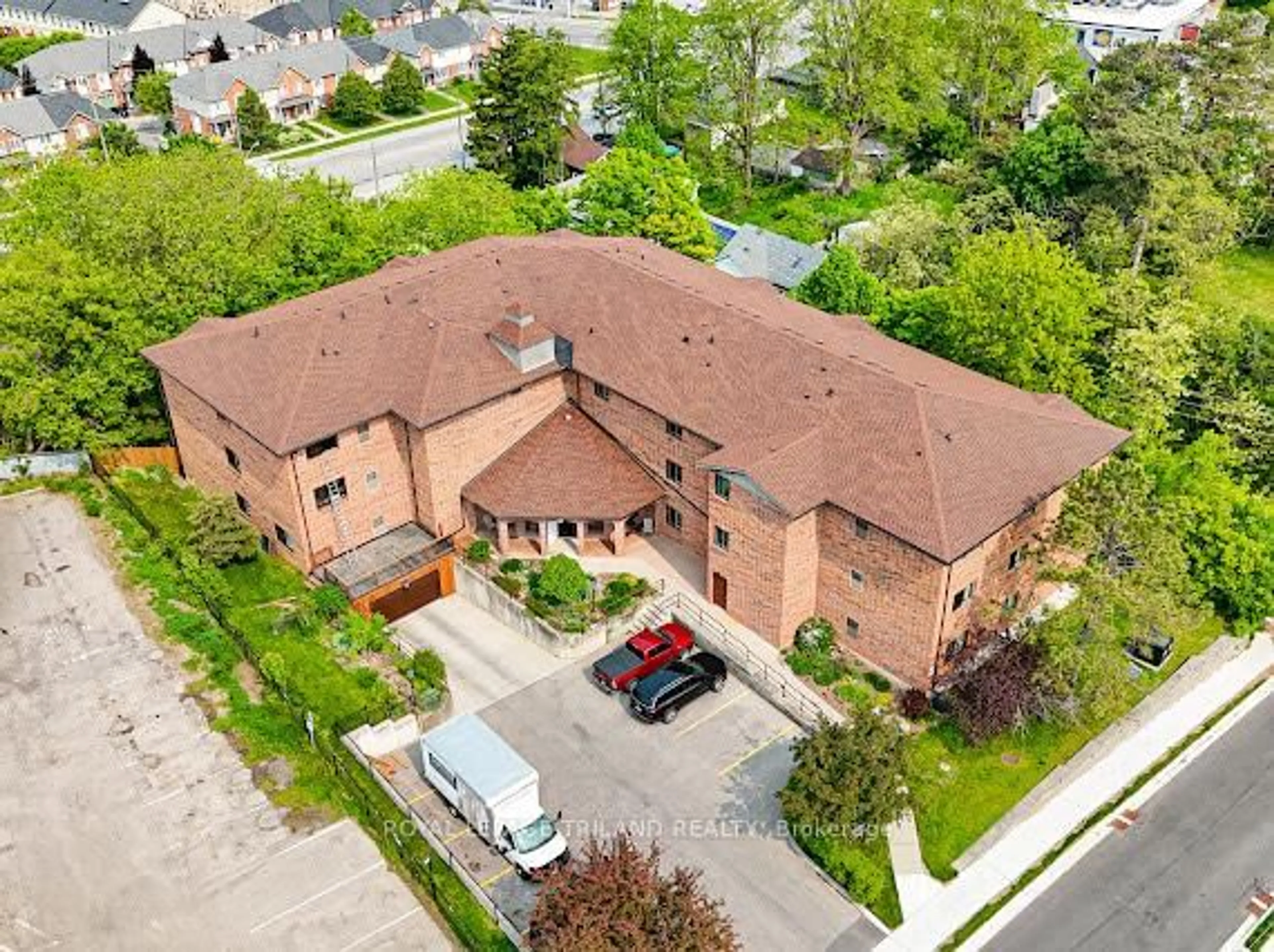 A pic from outside/outdoor area/front of a property/back of a property/a pic from drone, street for 4 Albert St #206, Cambridge Ontario N1R 3M4