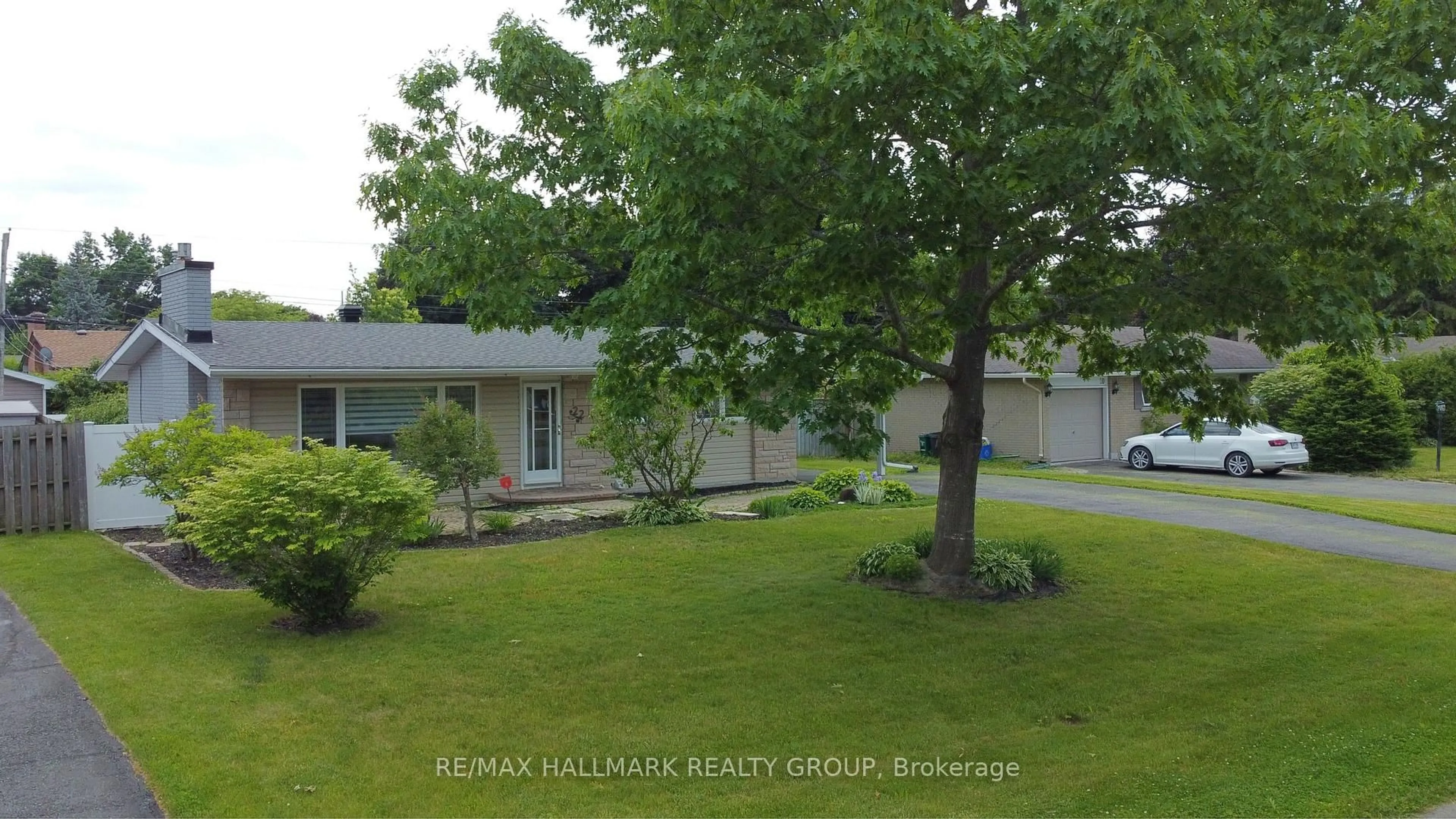 A pic from outside/outdoor area/front of a property/back of a property/a pic from drone, street for 22 Harwick Cres, Ottawa Ontario K2H 6R1