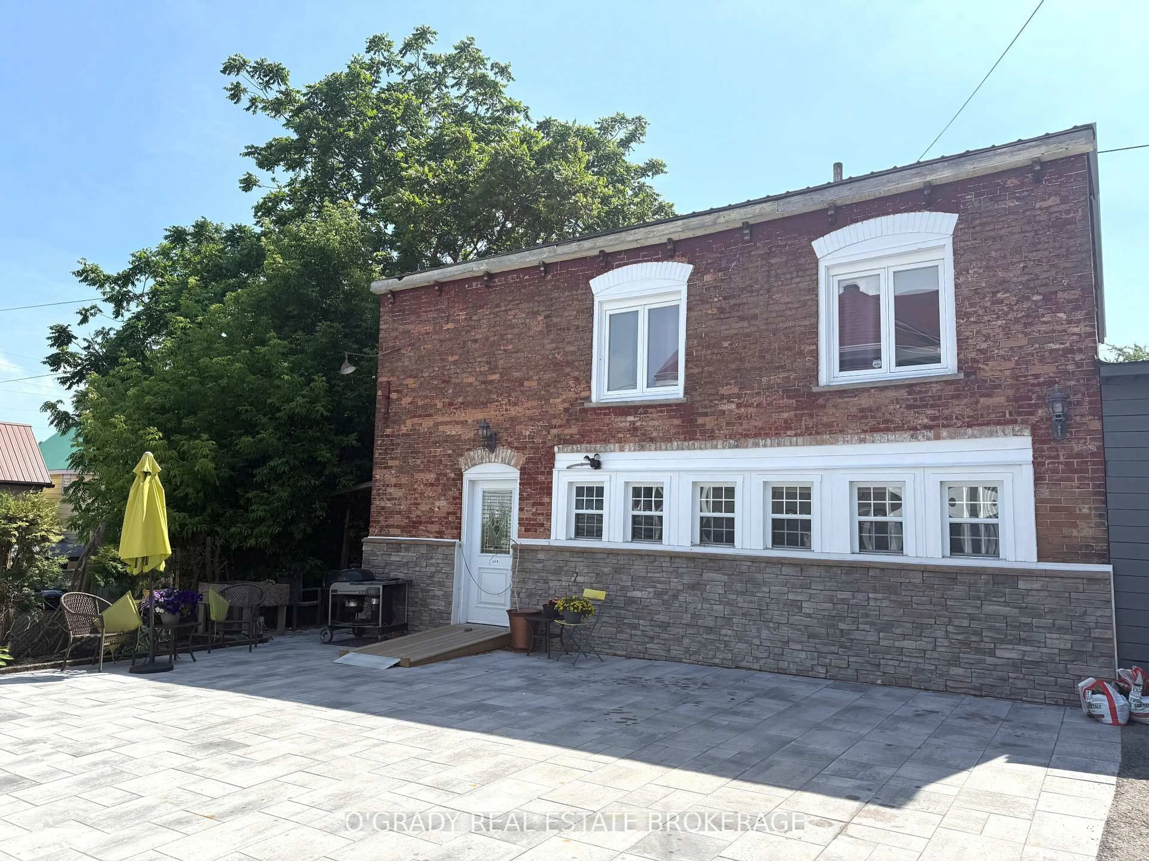 A pic from outside/outdoor area/front of a property/back of a property/a pic from drone, street for 26 Apple St, Brockville Ontario K6V 4X8