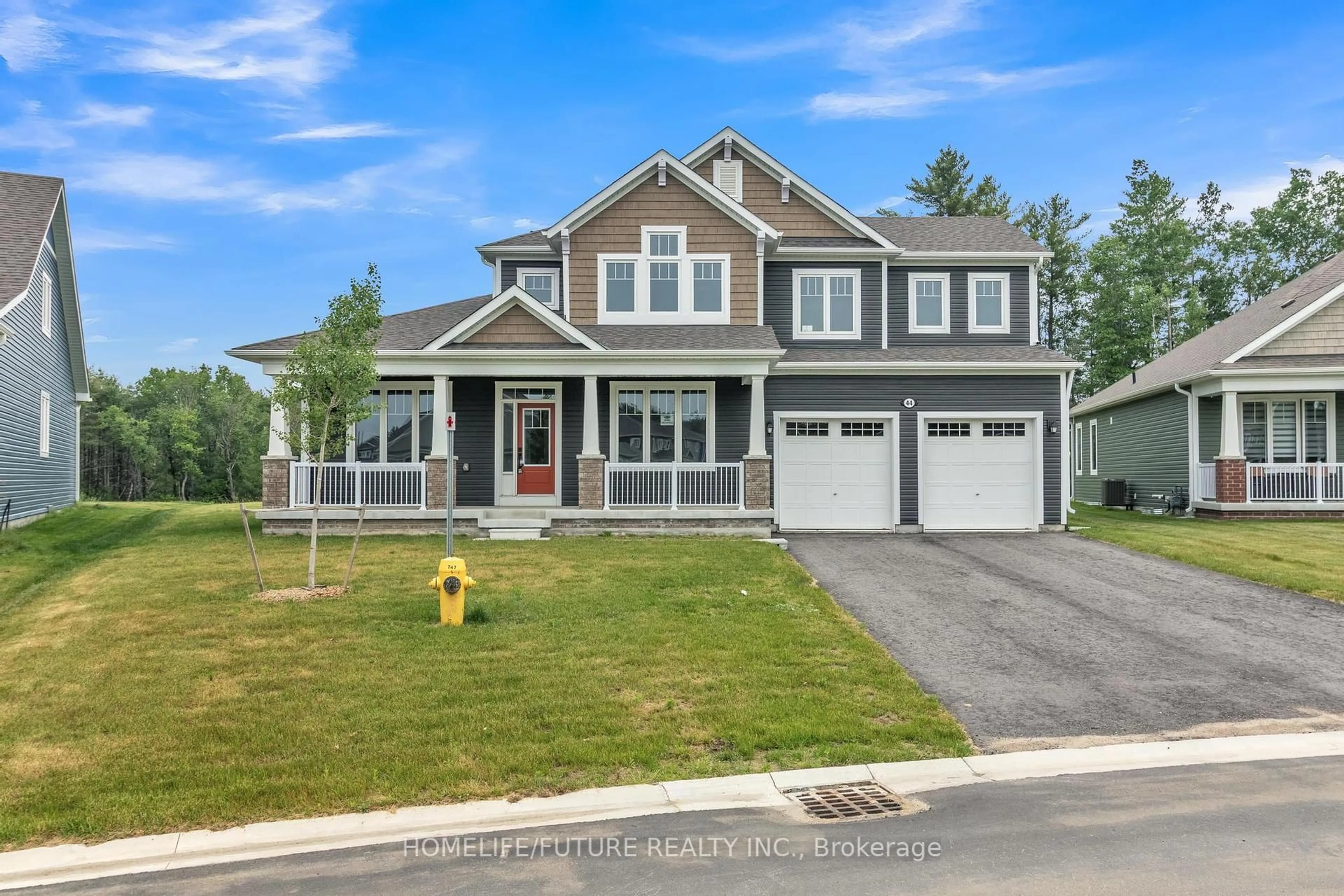 Home with vinyl exterior material, street for 44 Dyer Cres, Bracebridge Ontario P1L 0N4