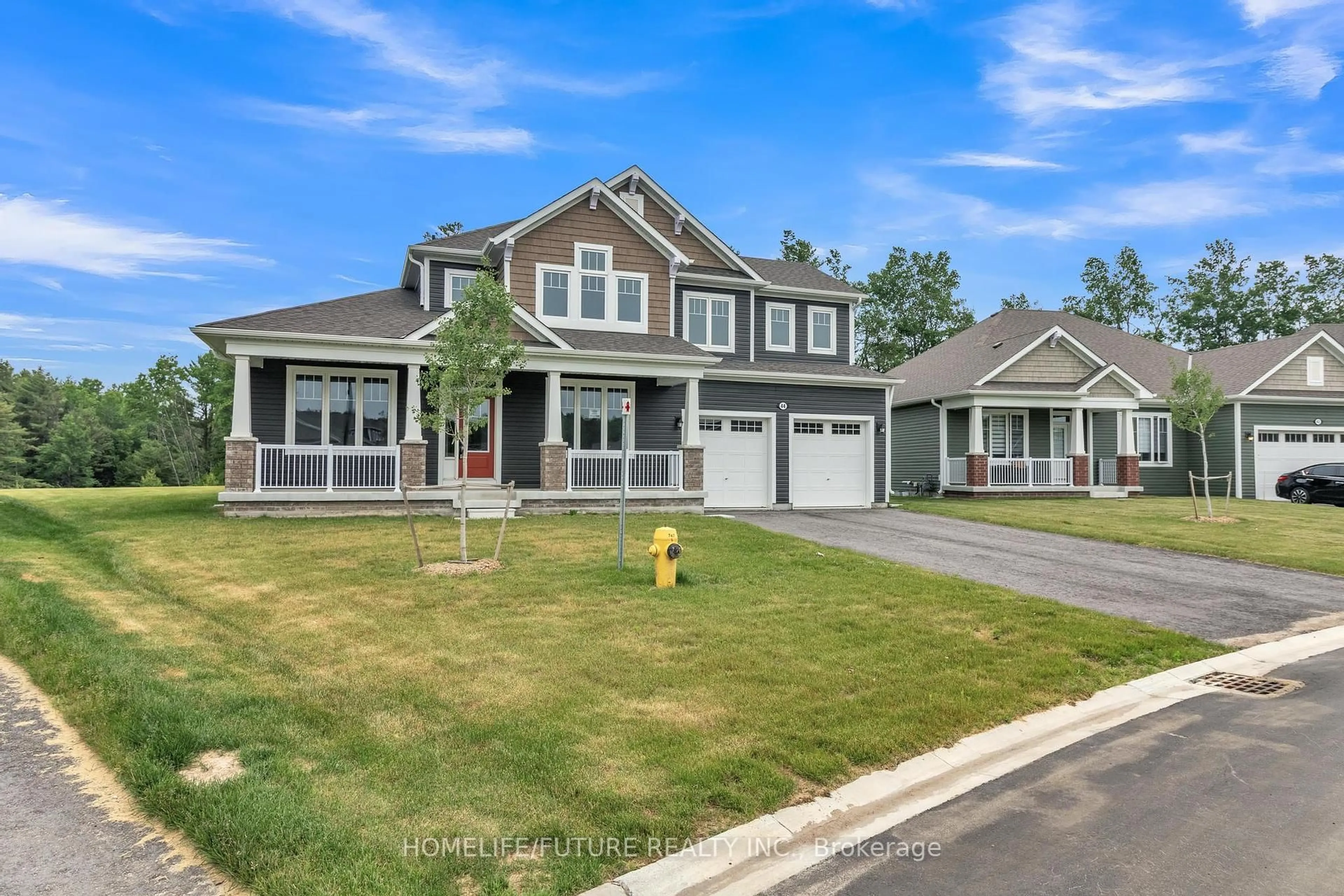 Home with vinyl exterior material, street for 44 Dyer Cres, Bracebridge Ontario P1L 0N4