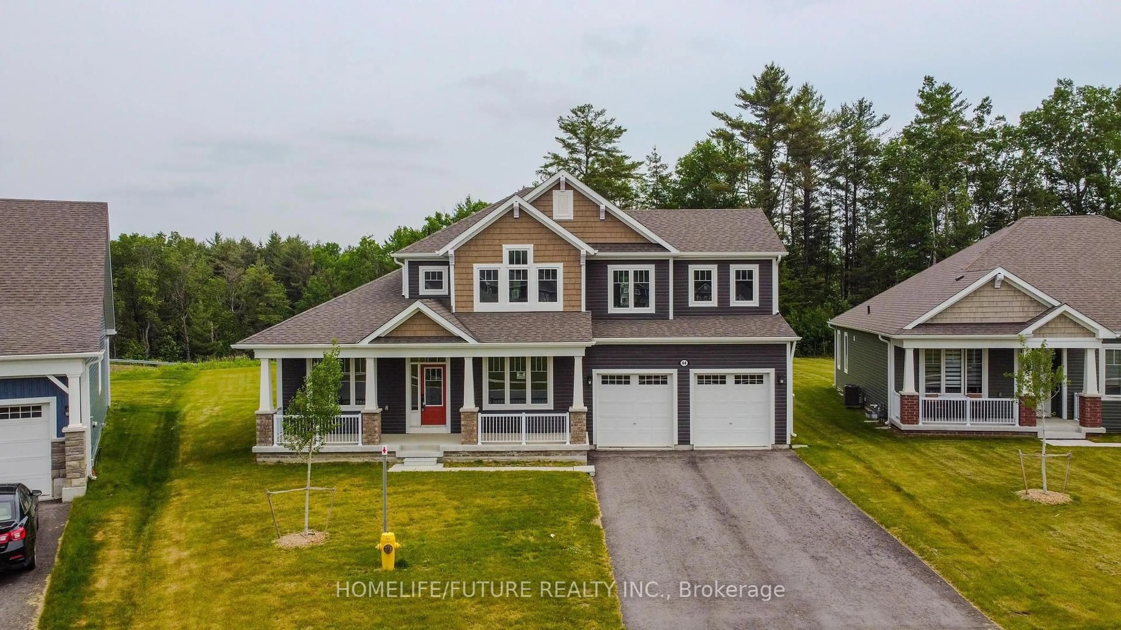 Home with vinyl exterior material, street for 44 Dyer Cres, Bracebridge Ontario P1L 0N4