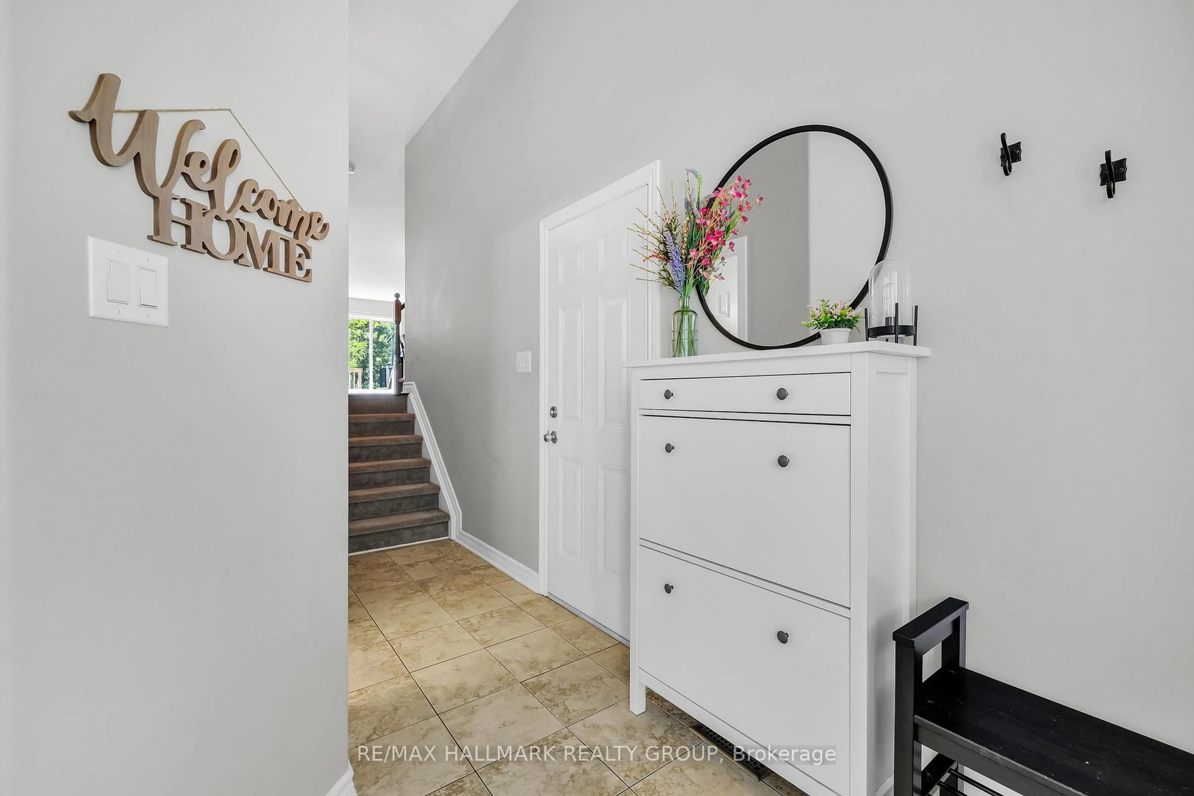 Indoor entryway for 154 Parkrose Private, Ottawa Ontario K4A 0N8