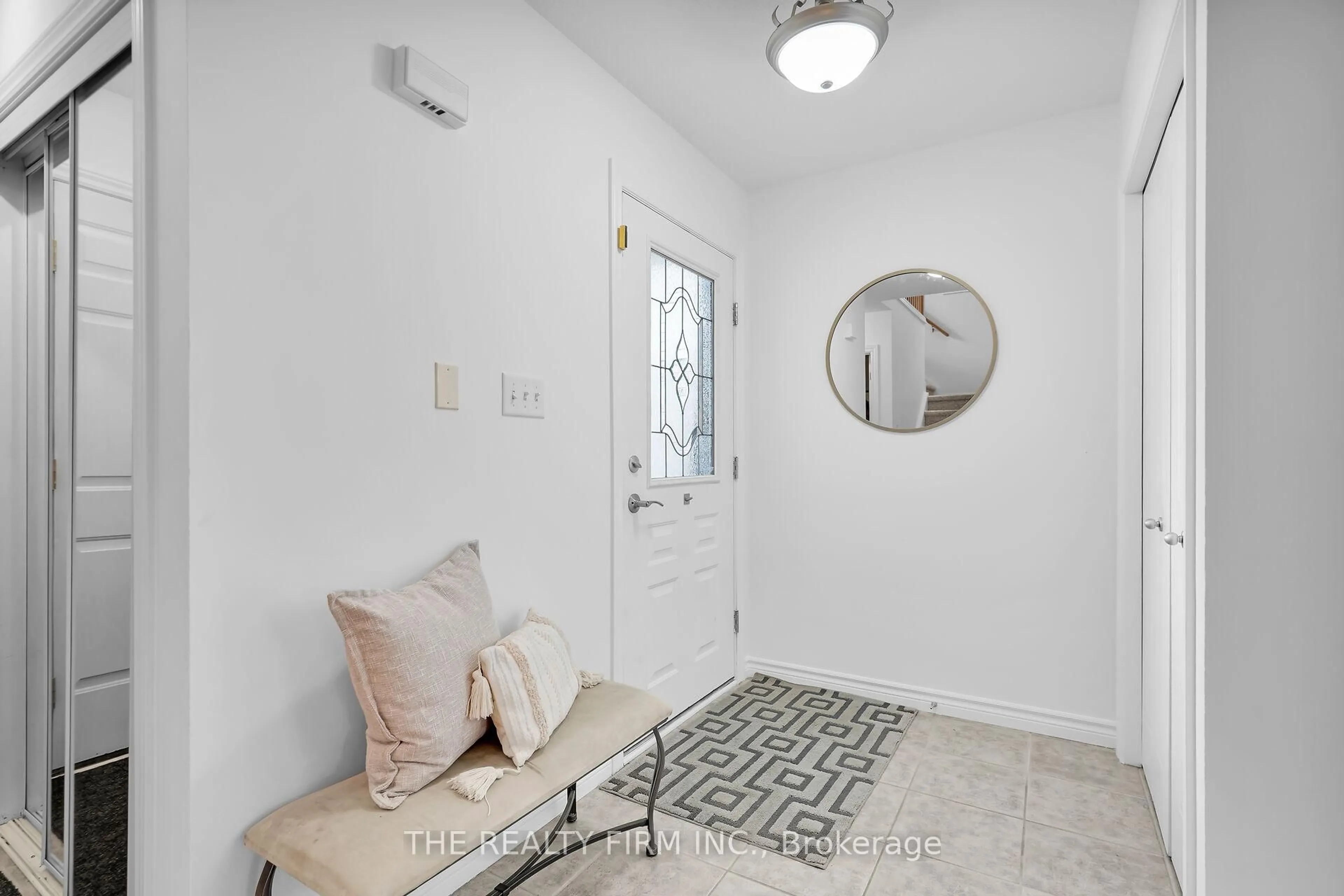 Indoor entryway for 546 Cudmore Cres, London South Ontario N6M 1M4