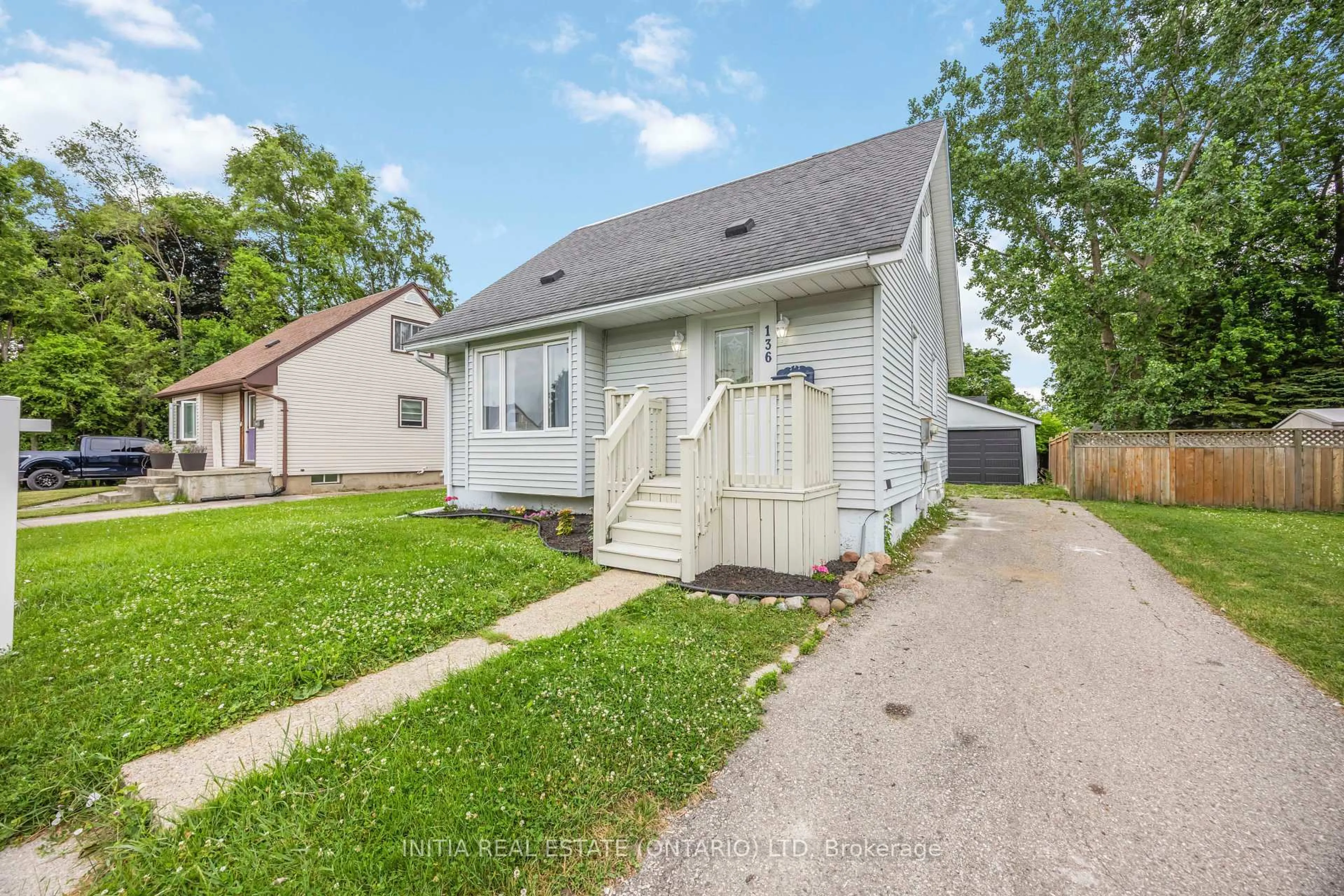 A pic from outside/outdoor area/front of a property/back of a property/a pic from drone, street for 136 Chestnut Ave, Sarnia Ontario N7T 4L8