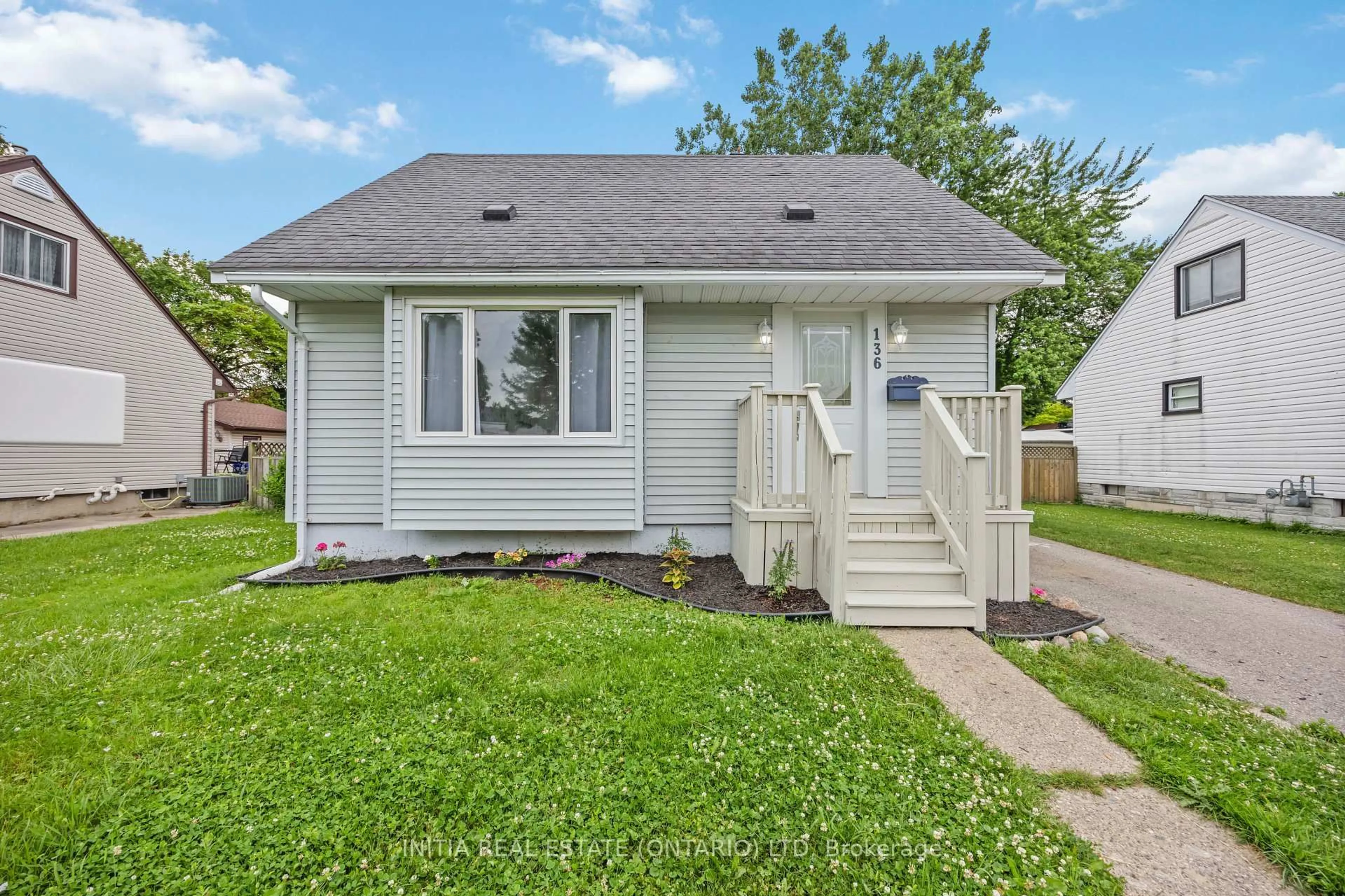 Home with vinyl exterior material, street for 136 Chestnut Ave, Sarnia Ontario N7T 4L8
