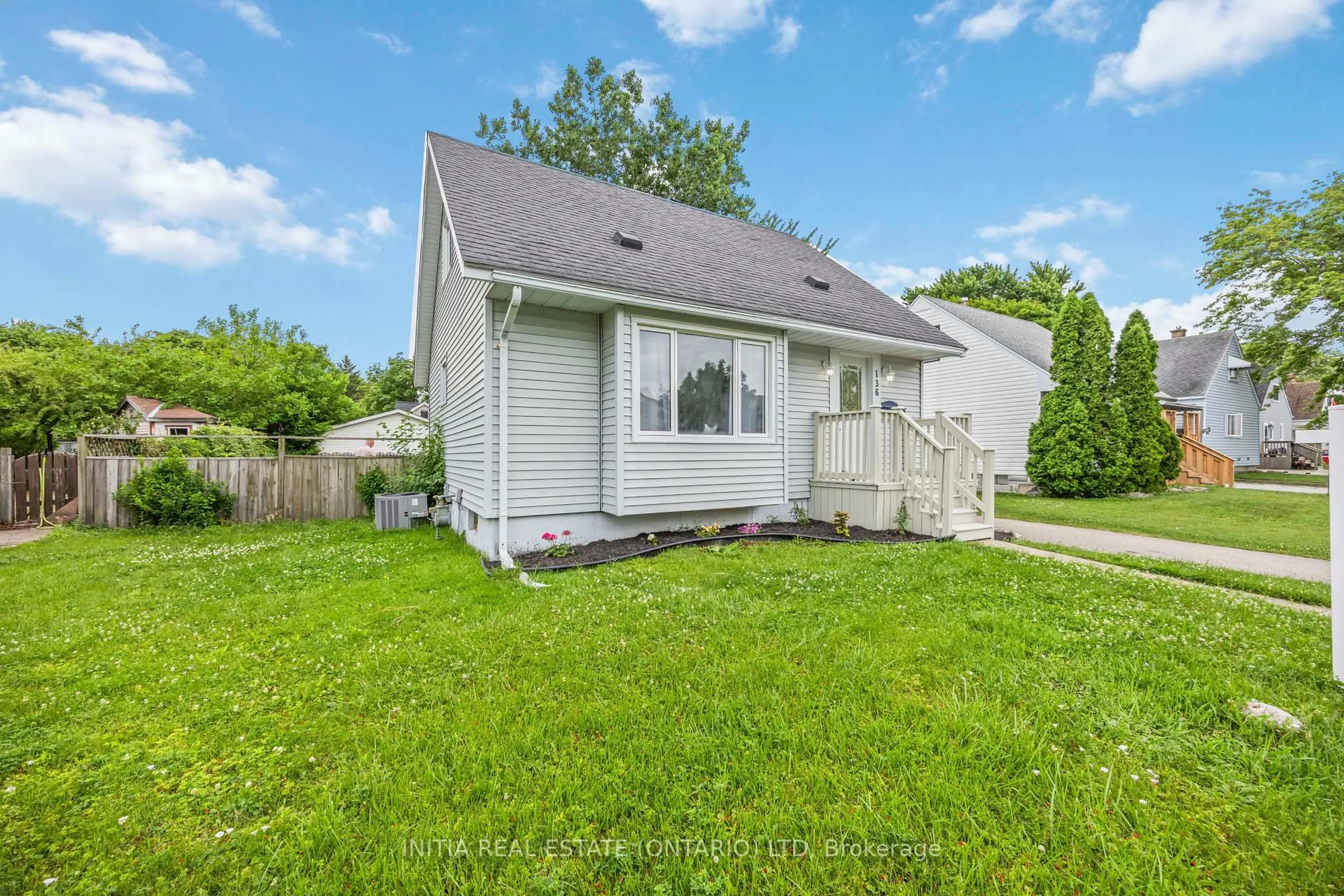 Home with vinyl exterior material, street for 136 Chestnut Ave, Sarnia Ontario N7T 4L8