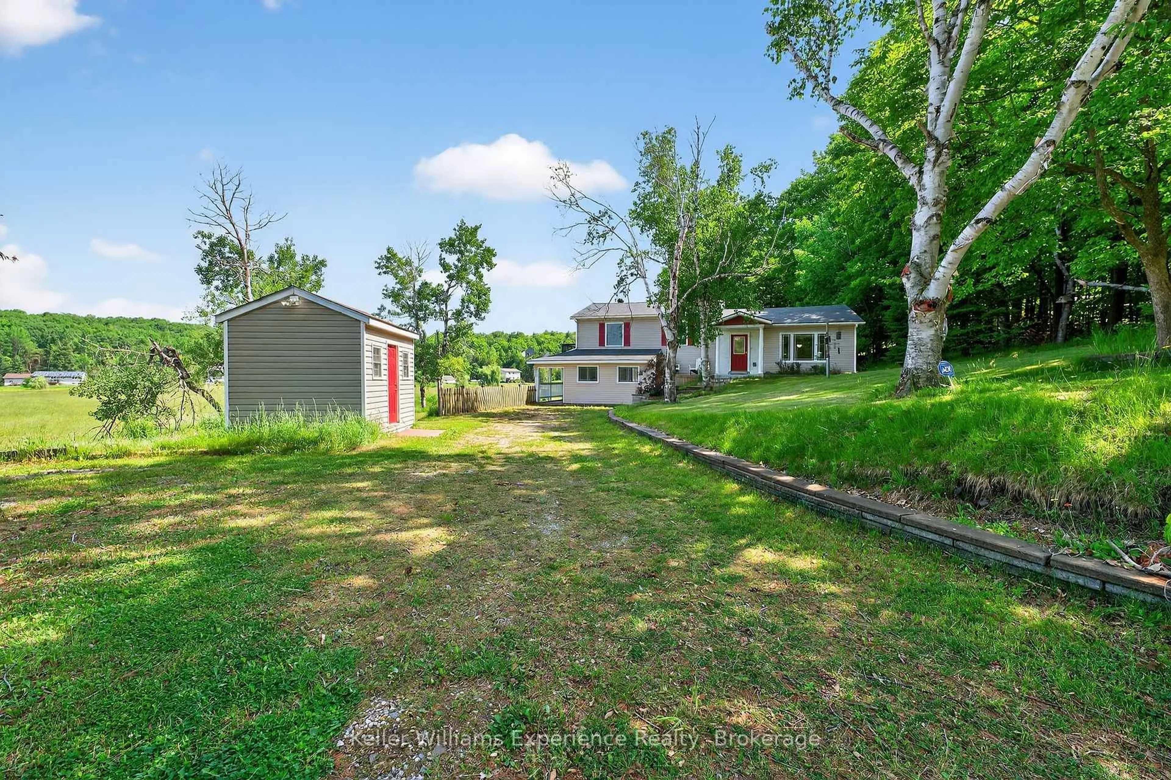 A pic from outside/outdoor area/front of a property/back of a property/a pic from drone, unknown for 1236 Golden Beach Rd, Bracebridge Ontario P1L 1W8