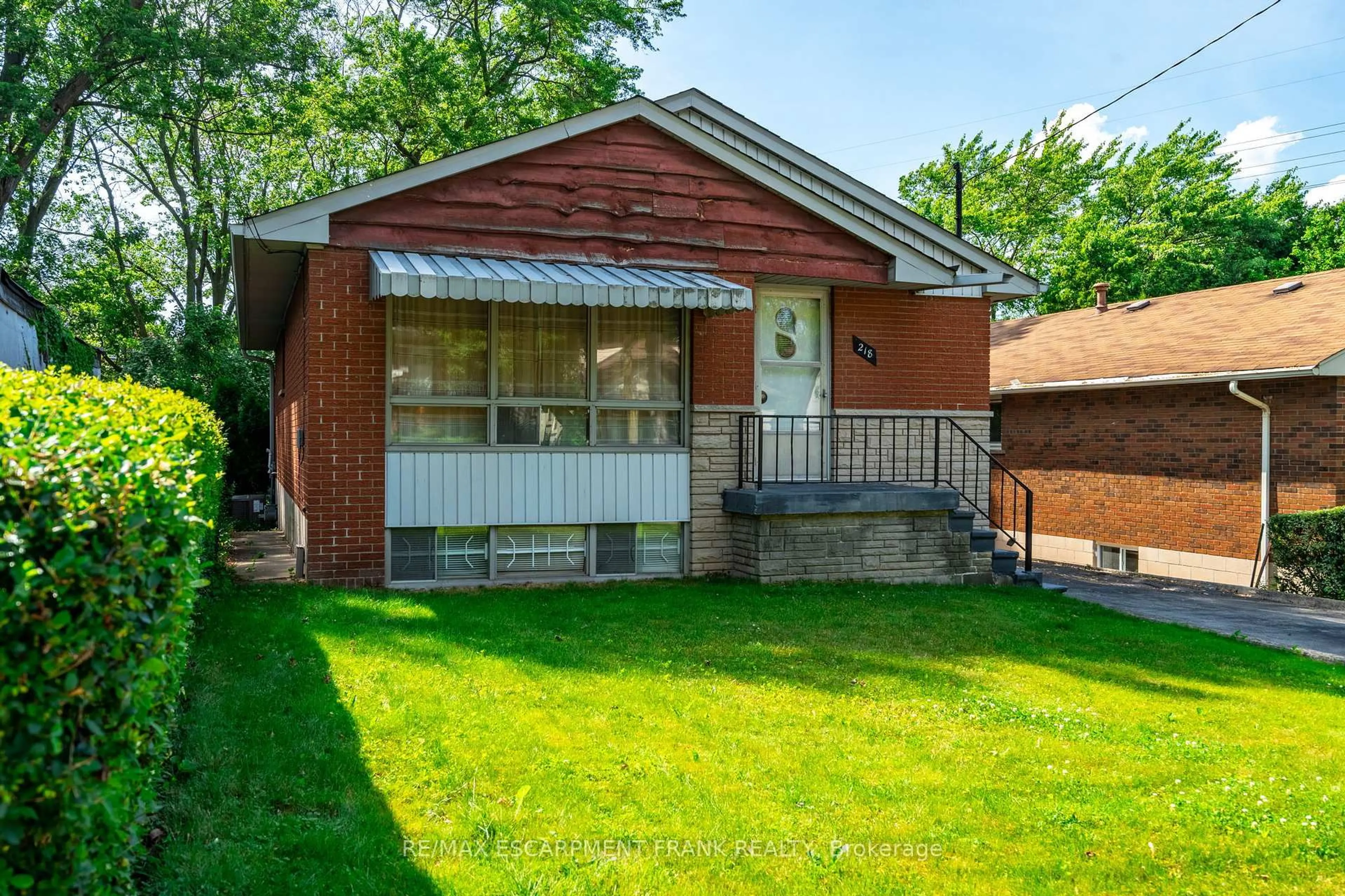 Home with brick exterior material, street for 218 BOWMAN St, Hamilton Ontario L8S 2V1