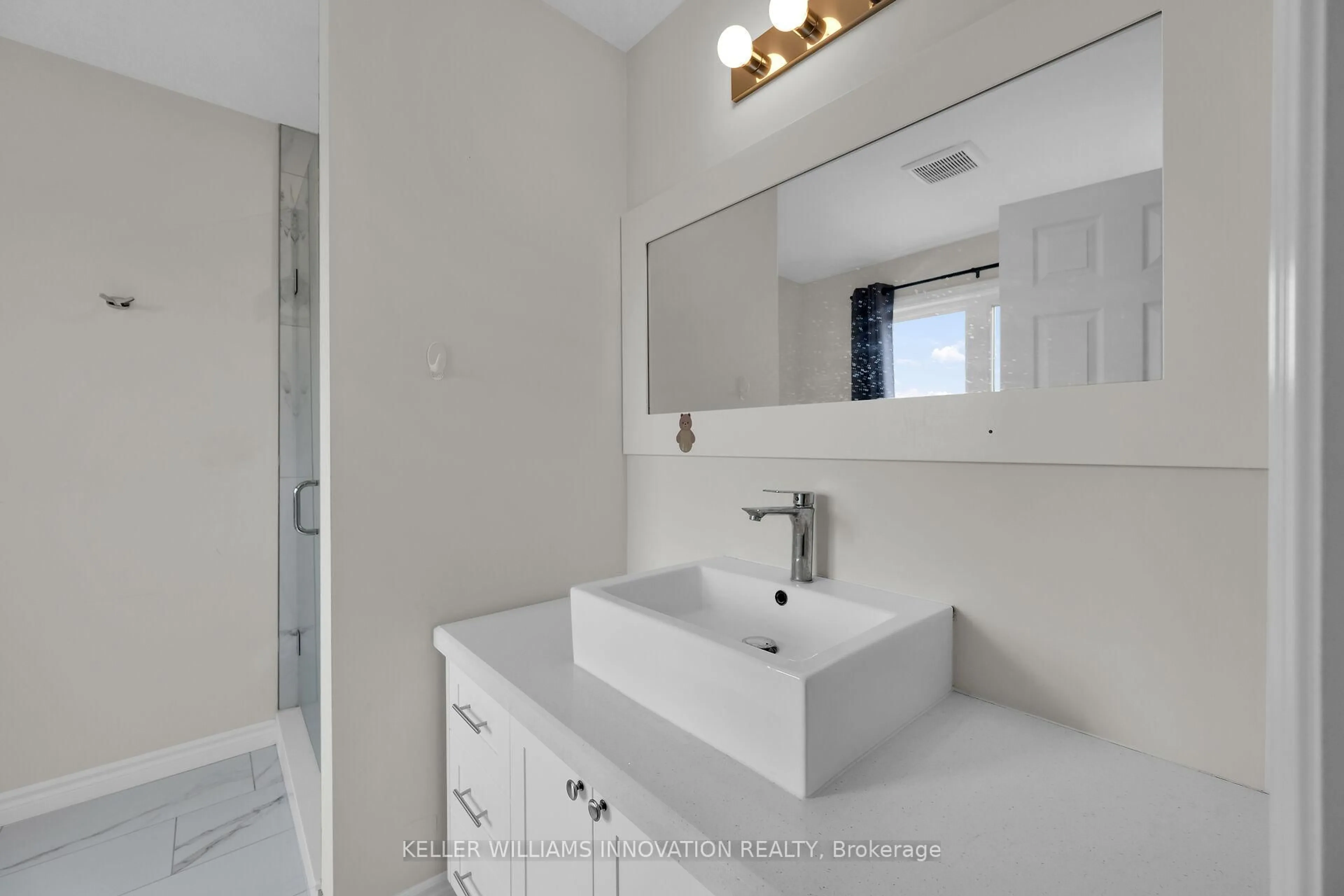 Standard bathroom, ceramic/tile floor for 164 Heiman St #3, Kitchener Ontario N2M 3L9