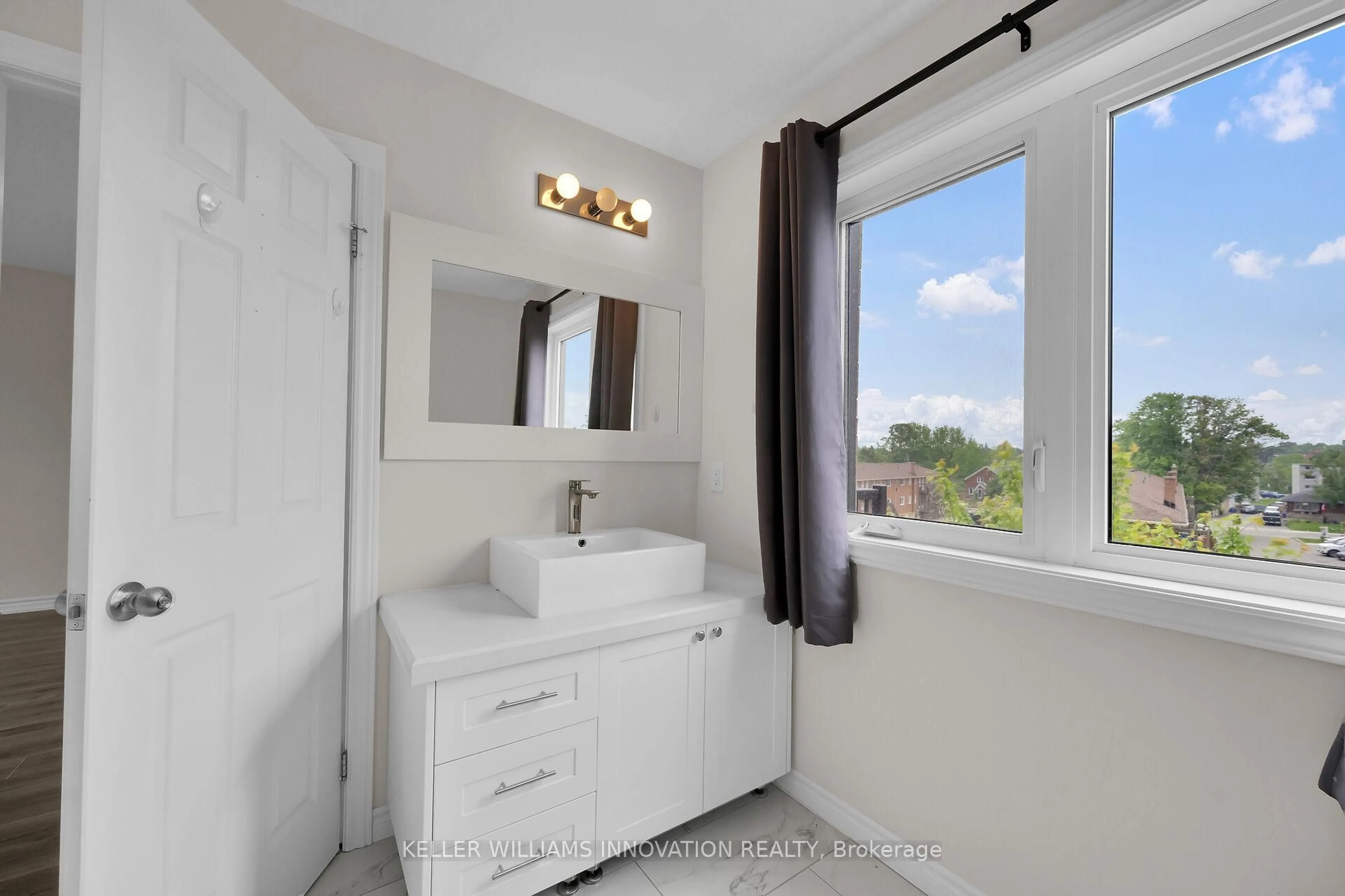 Standard bathroom, ceramic/tile floor for 164 Heiman St #3, Kitchener Ontario N2M 3L9