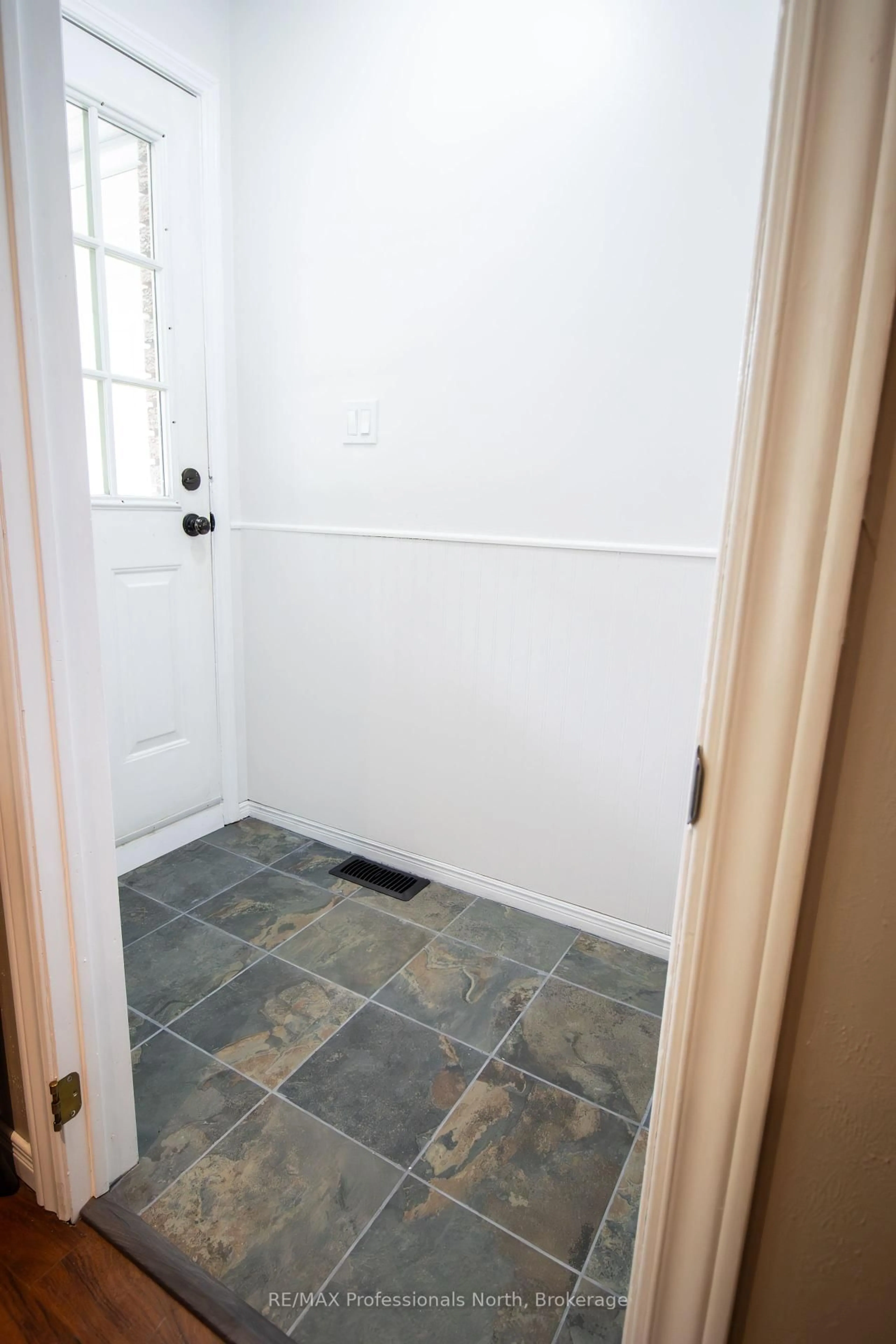 Indoor entryway for 36 B Spencer St, Bracebridge Ontario P1L 1E1