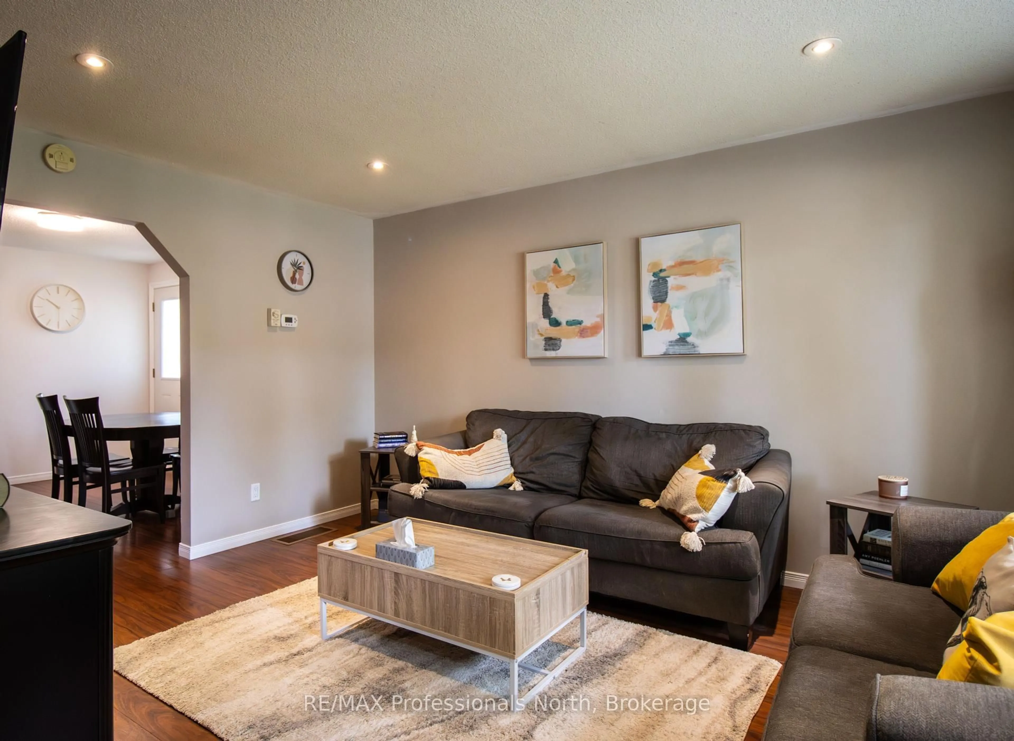 Living room with furniture, wood/laminate floor for 36 B Spencer St, Bracebridge Ontario P1L 1E1