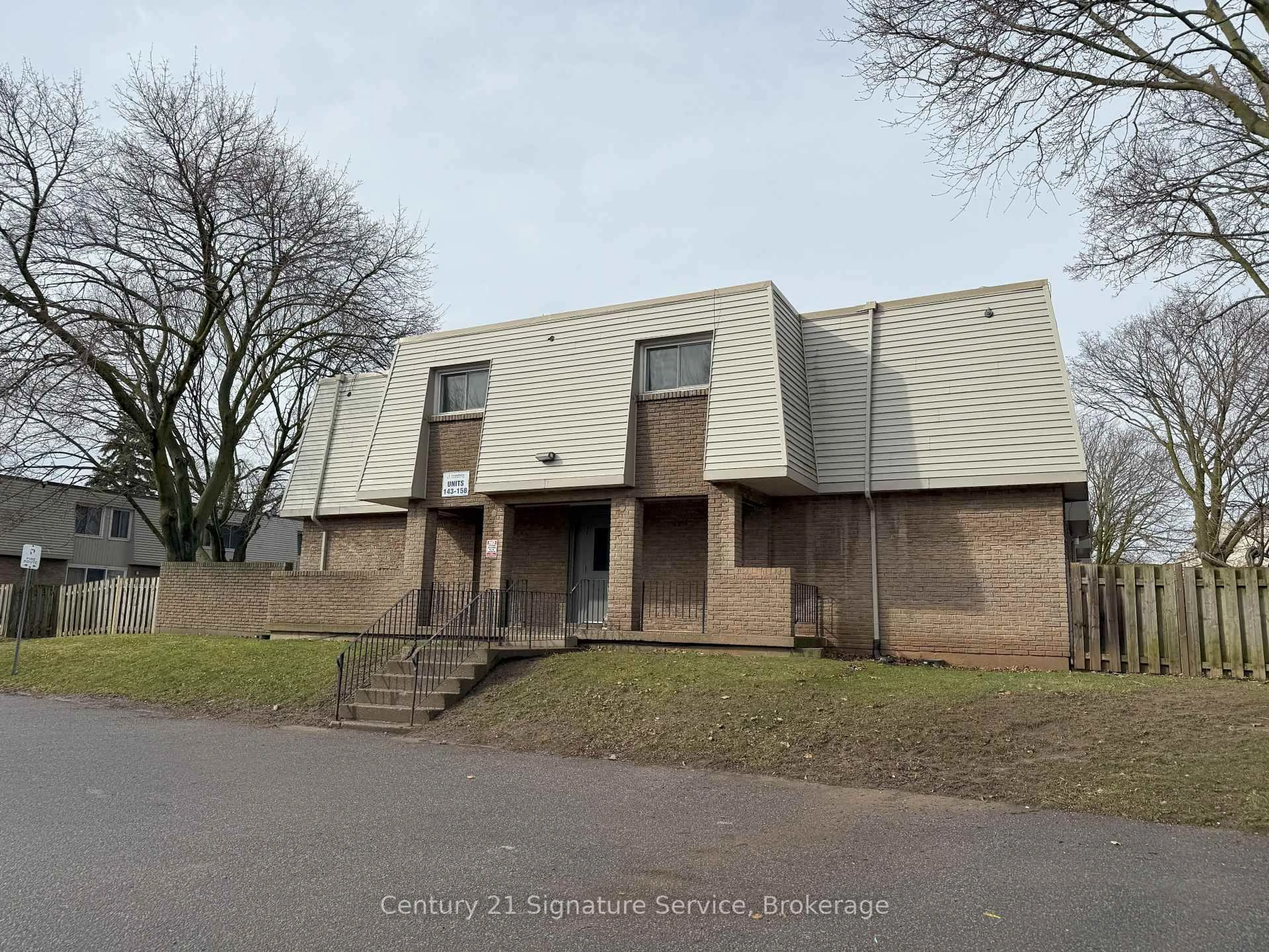 A pic from outside/outdoor area/front of a property/back of a property/a pic from drone, building for 17 Old Pine Tr #149, St. Catharines Ontario L2M 6P9