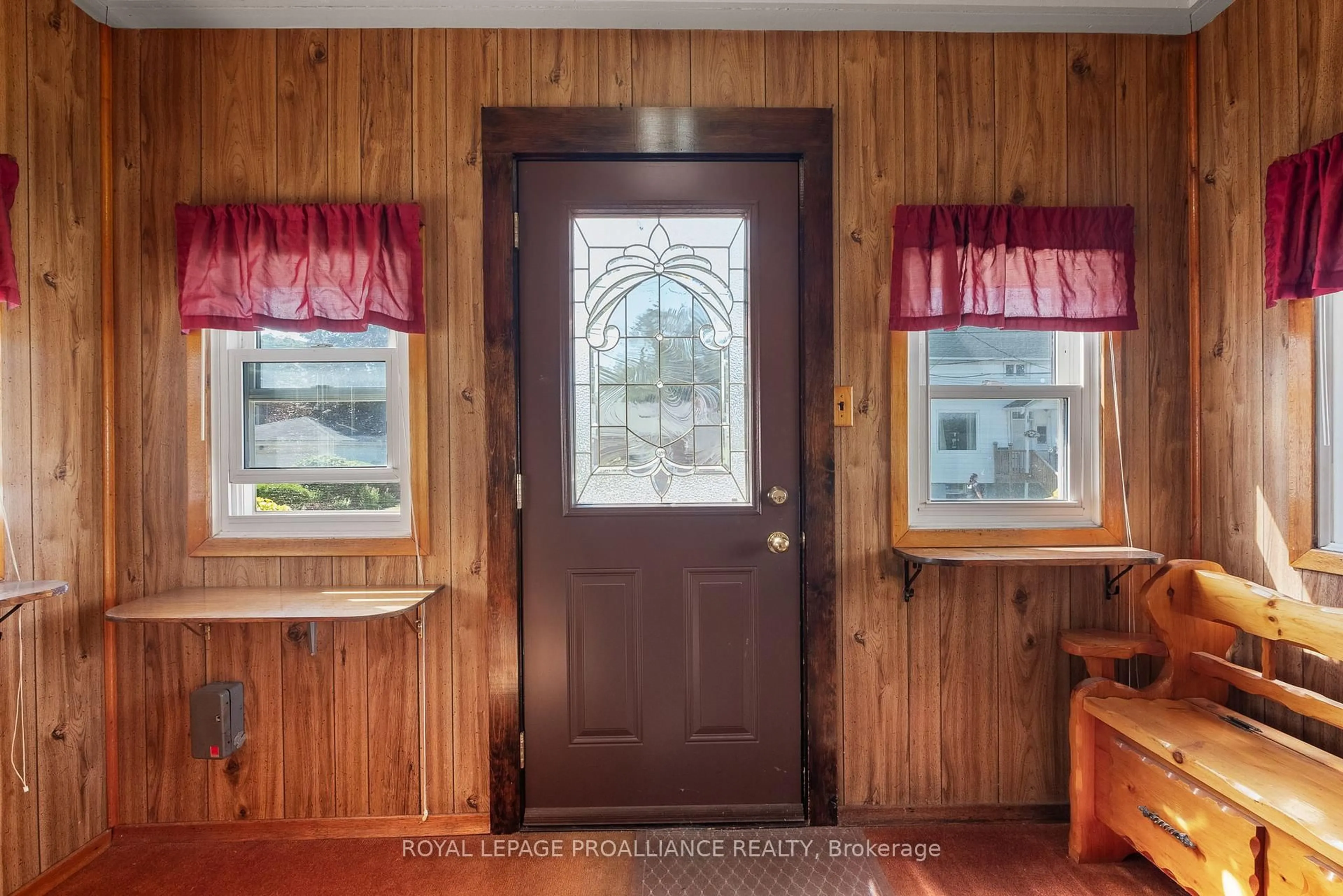 Indoor entryway for 62 James St, Cobourg Ontario K9A 1H1