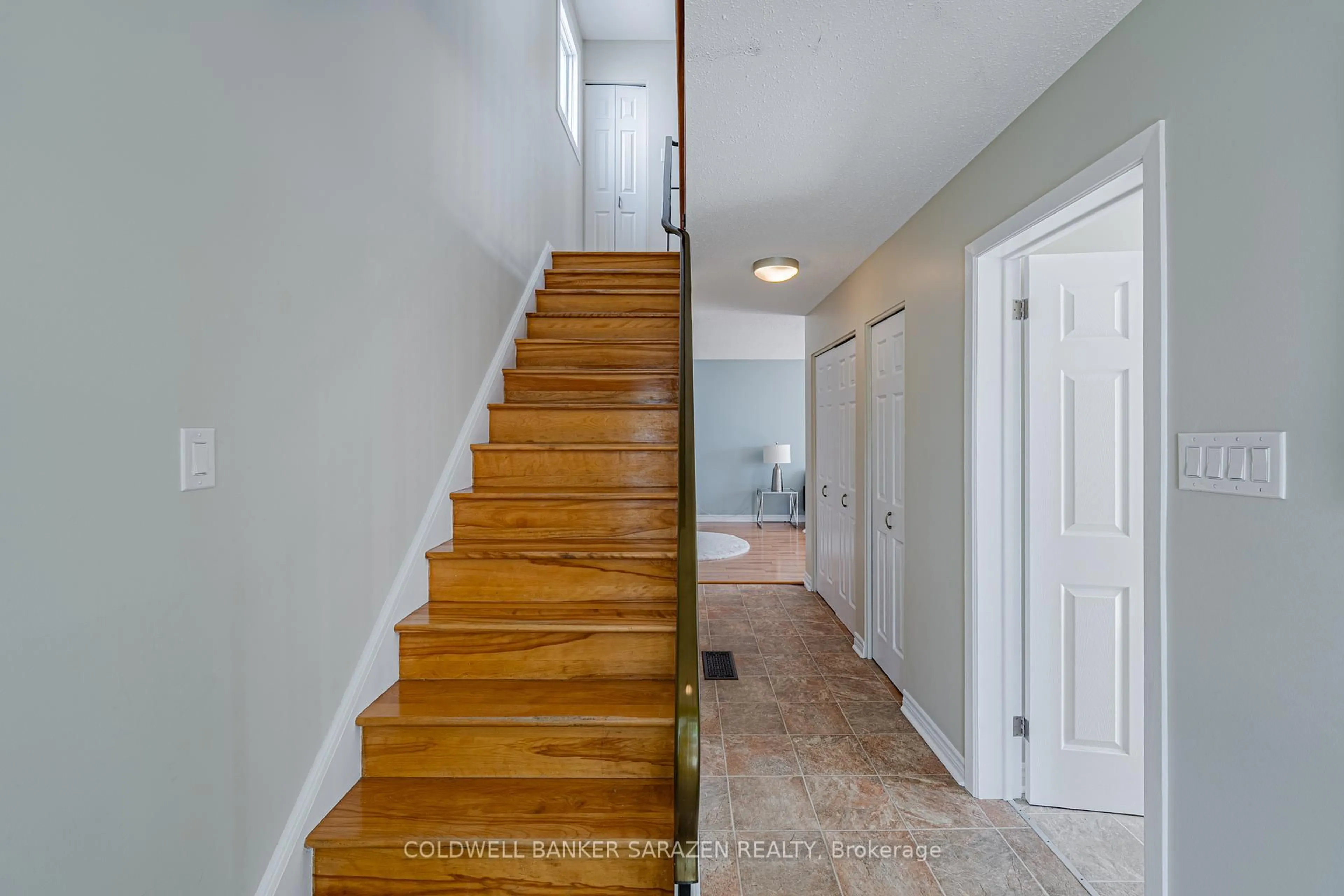 Indoor entryway for 837 Eastvale Dr #65, Ottawa Ontario K1J 7T5