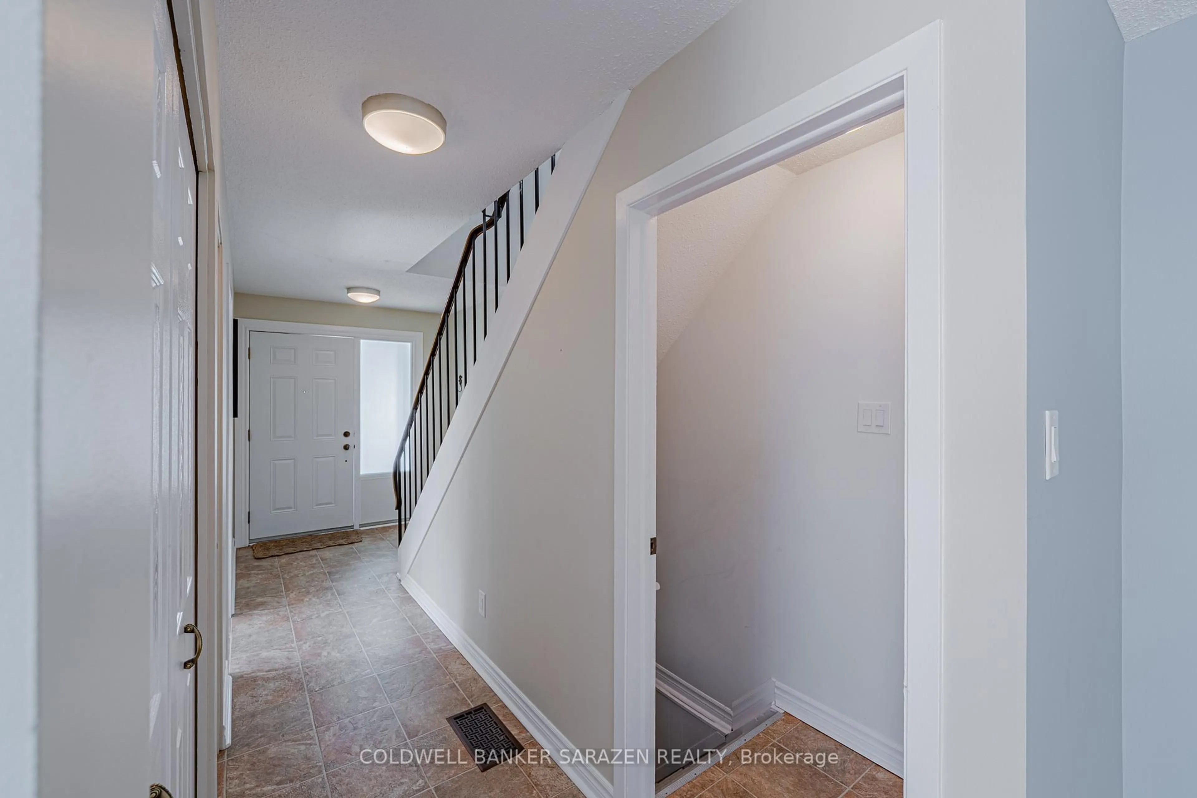 Indoor entryway for 837 Eastvale Dr #65, Ottawa Ontario K1J 7T5