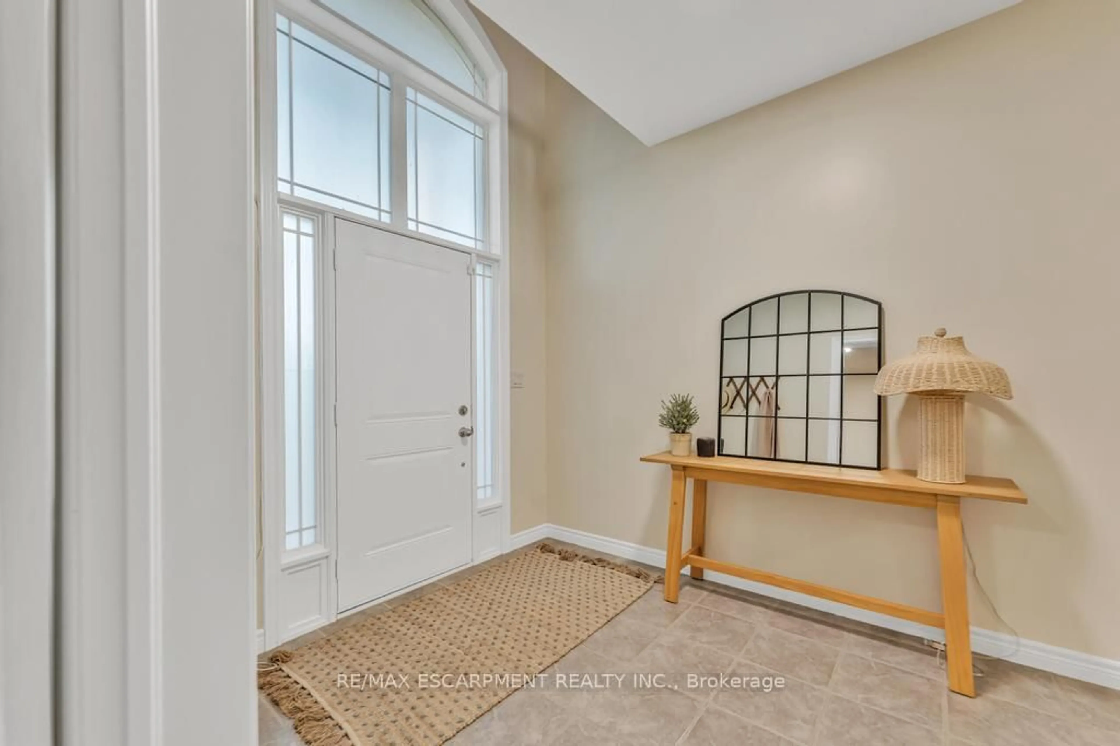 Indoor entryway for 35 Crossings Way, Hamilton Ontario L0R 1P0
