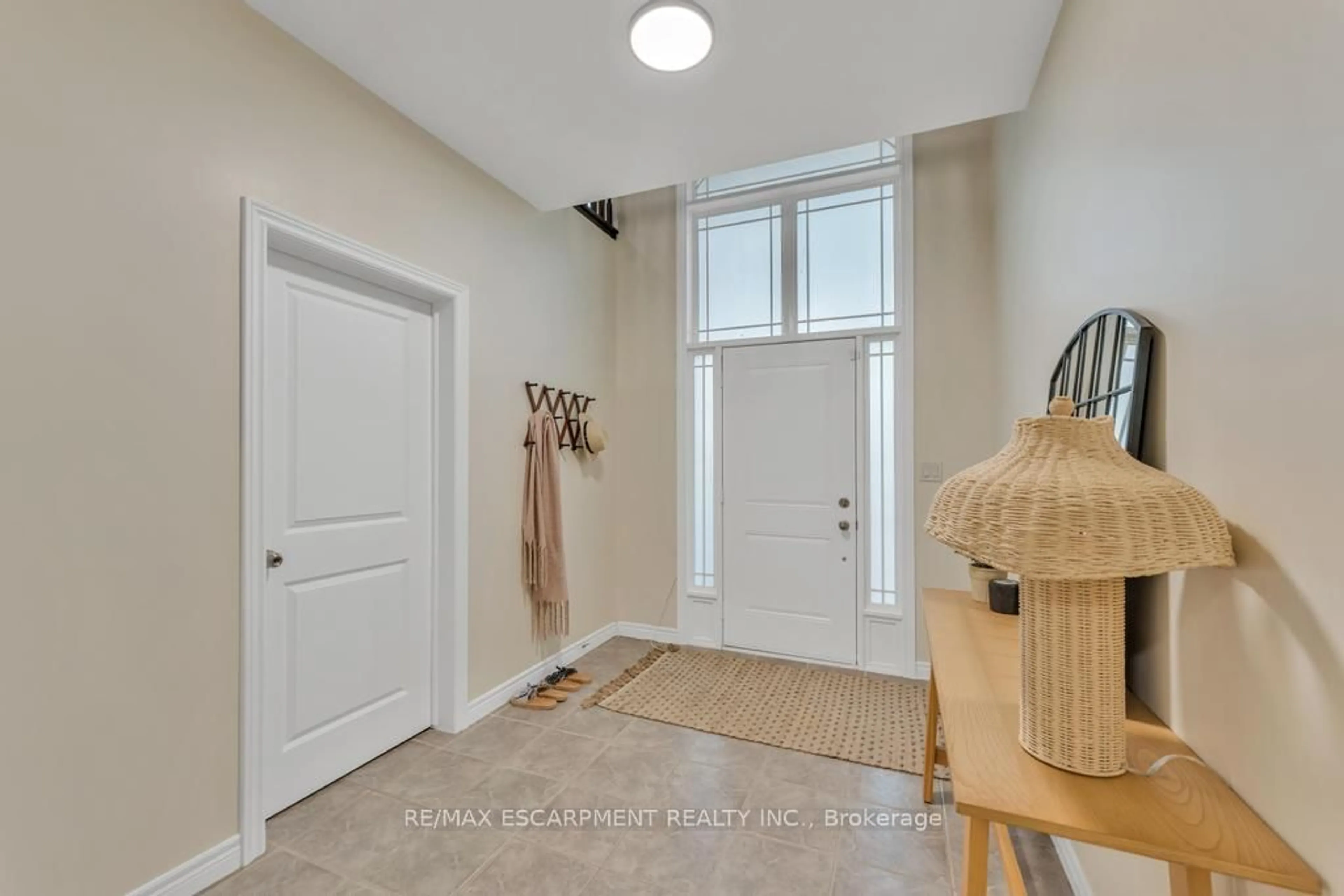 Indoor entryway for 35 Crossings Way, Hamilton Ontario L0R 1P0