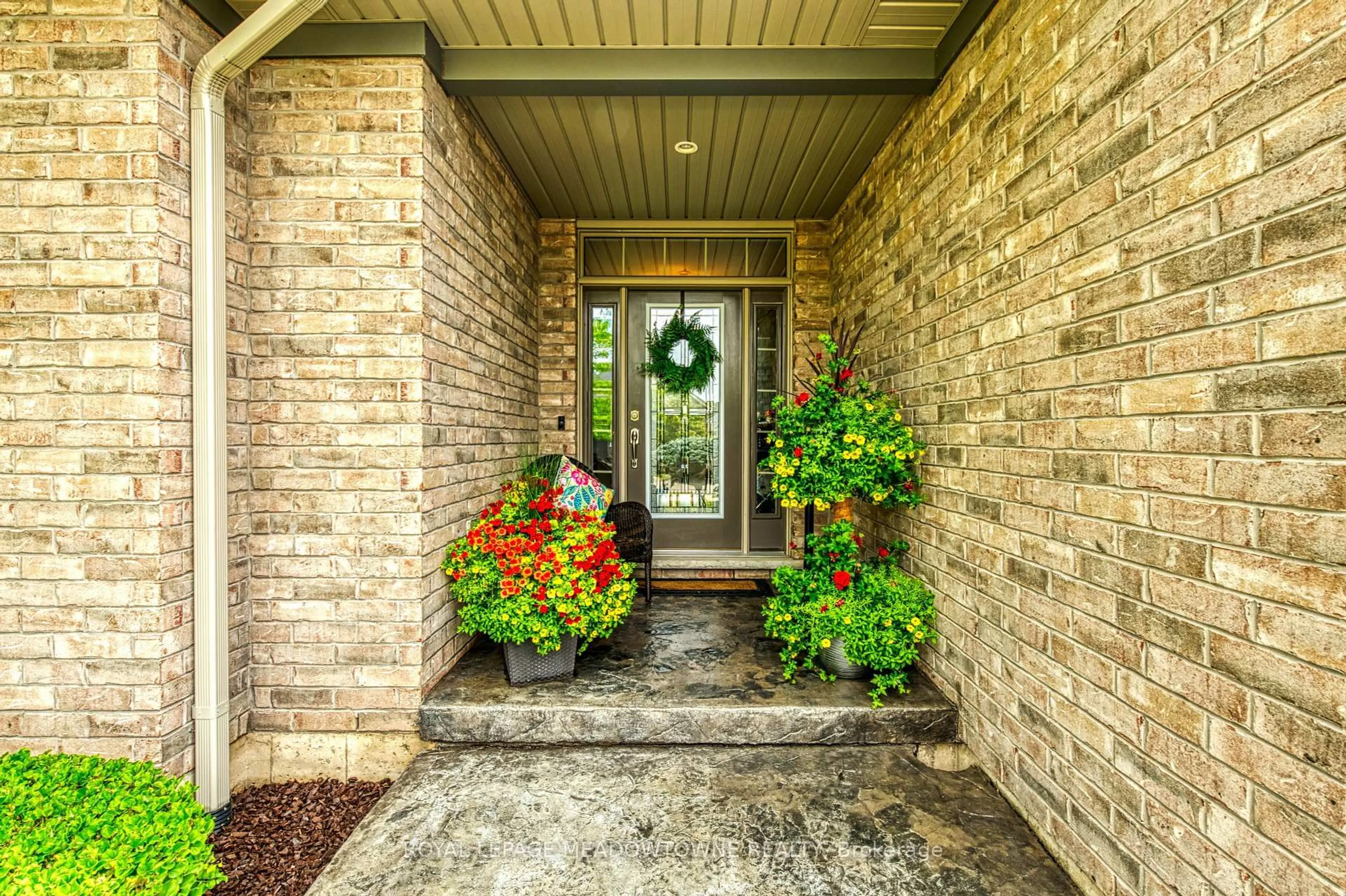 Indoor entryway for 308 Creekside Dr, Welland Ontario L3C 0B6