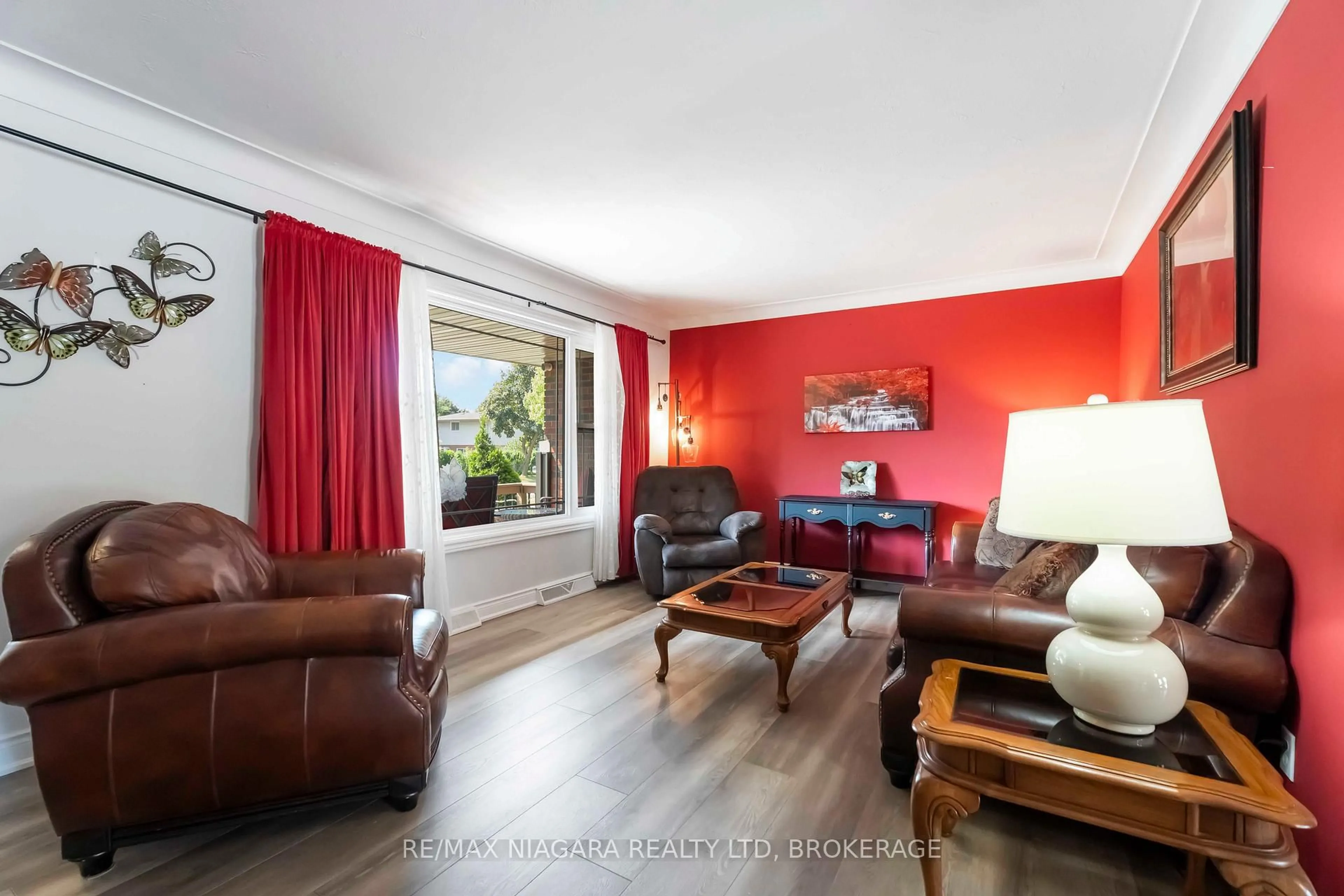 Living room with furniture, wood/laminate floor for 20 Armour Dr, Welland Ontario L3C 2N8