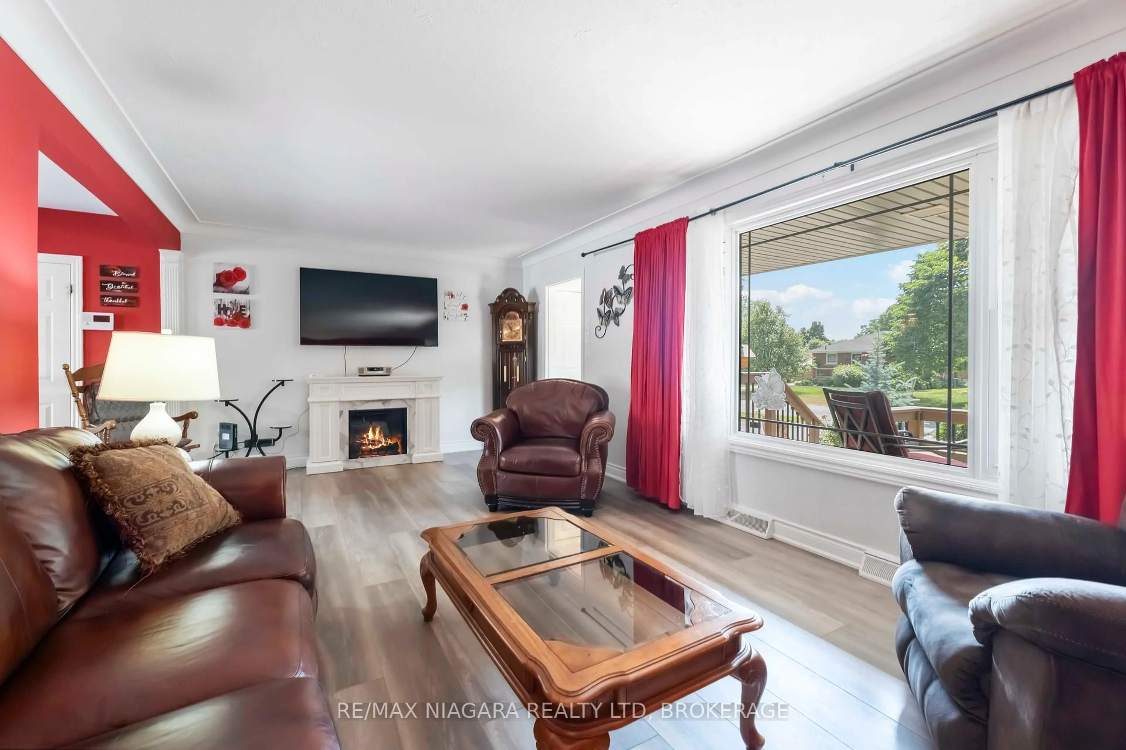 Living room with furniture, wood/laminate floor for 20 Armour Dr, Welland Ontario L3C 2N8