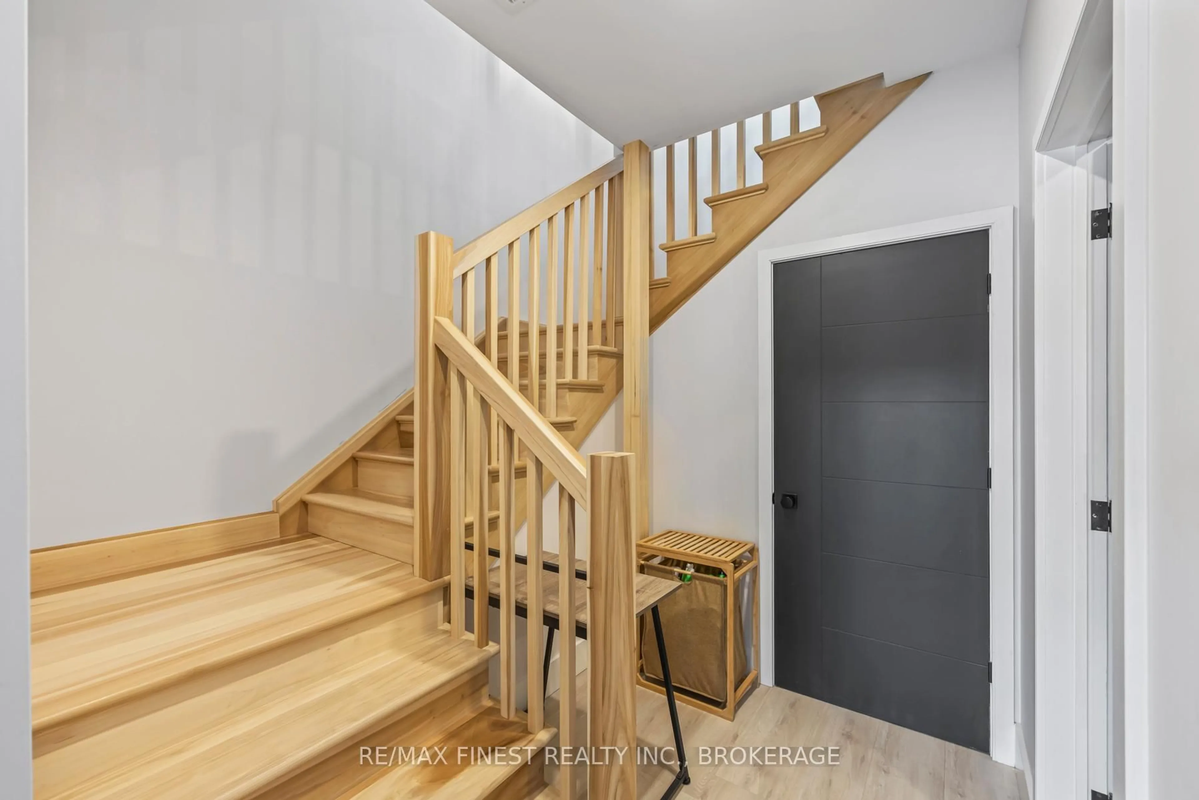 Stairs for 1005 MacDonald Lane, Perth Road Ontario K0H 2L0