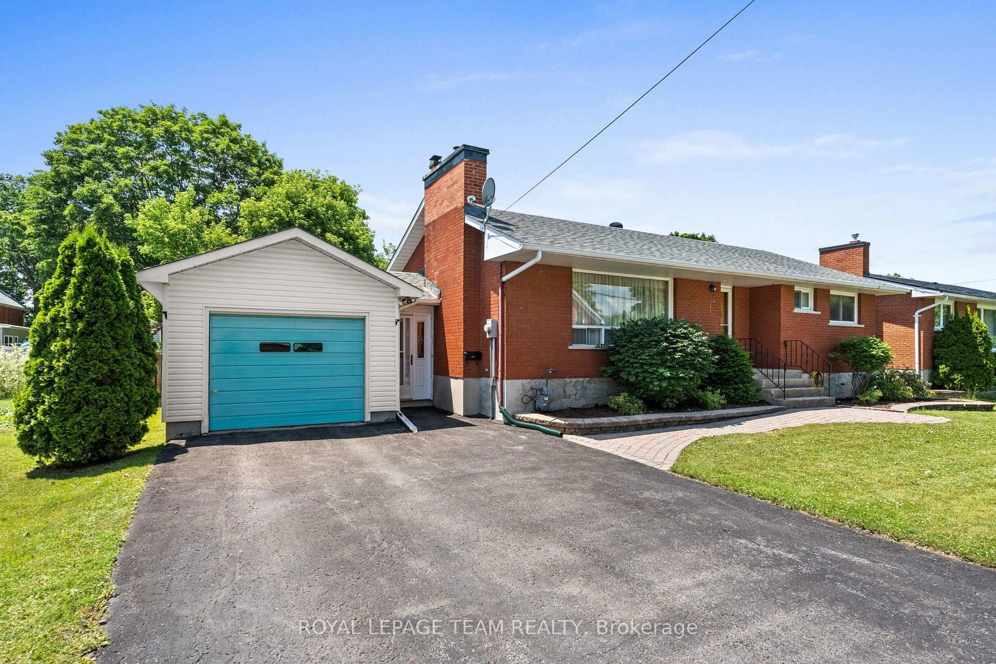 A pic from outside/outdoor area/front of a property/back of a property/a pic from drone, street for 50 Queen St, Carleton Place Ontario K7C 2L8