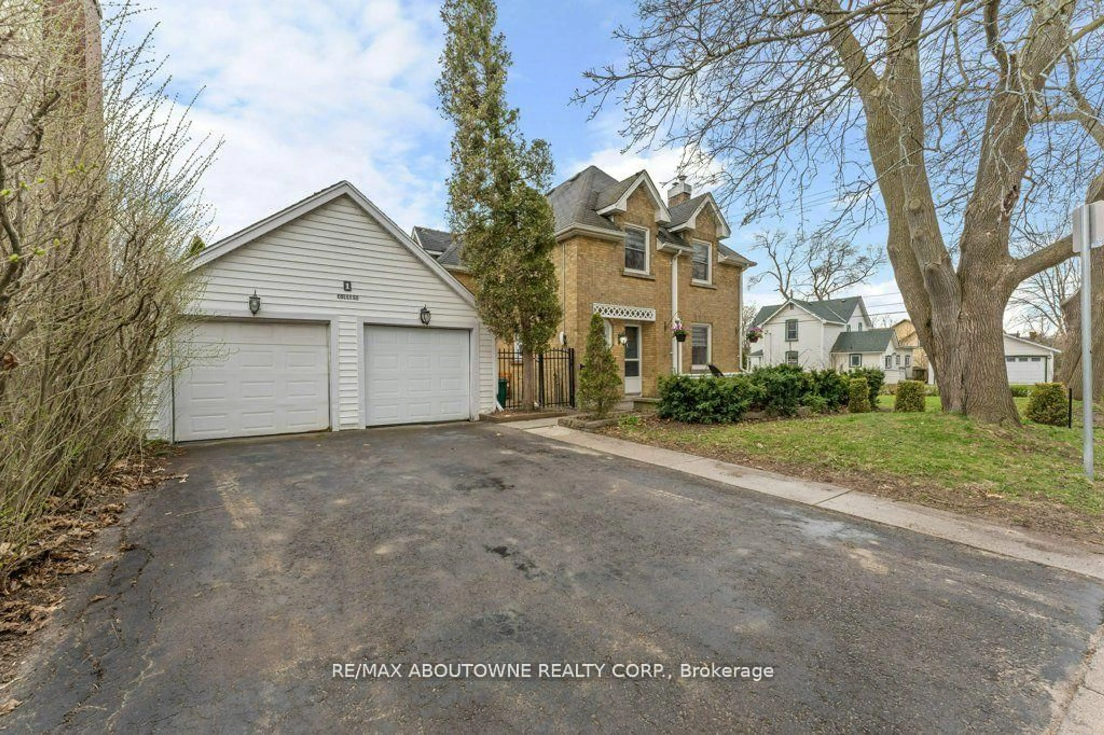 A pic from outside/outdoor area/front of a property/back of a property/a pic from drone, street for 1 College St, Kingston Ontario K7L 4L5