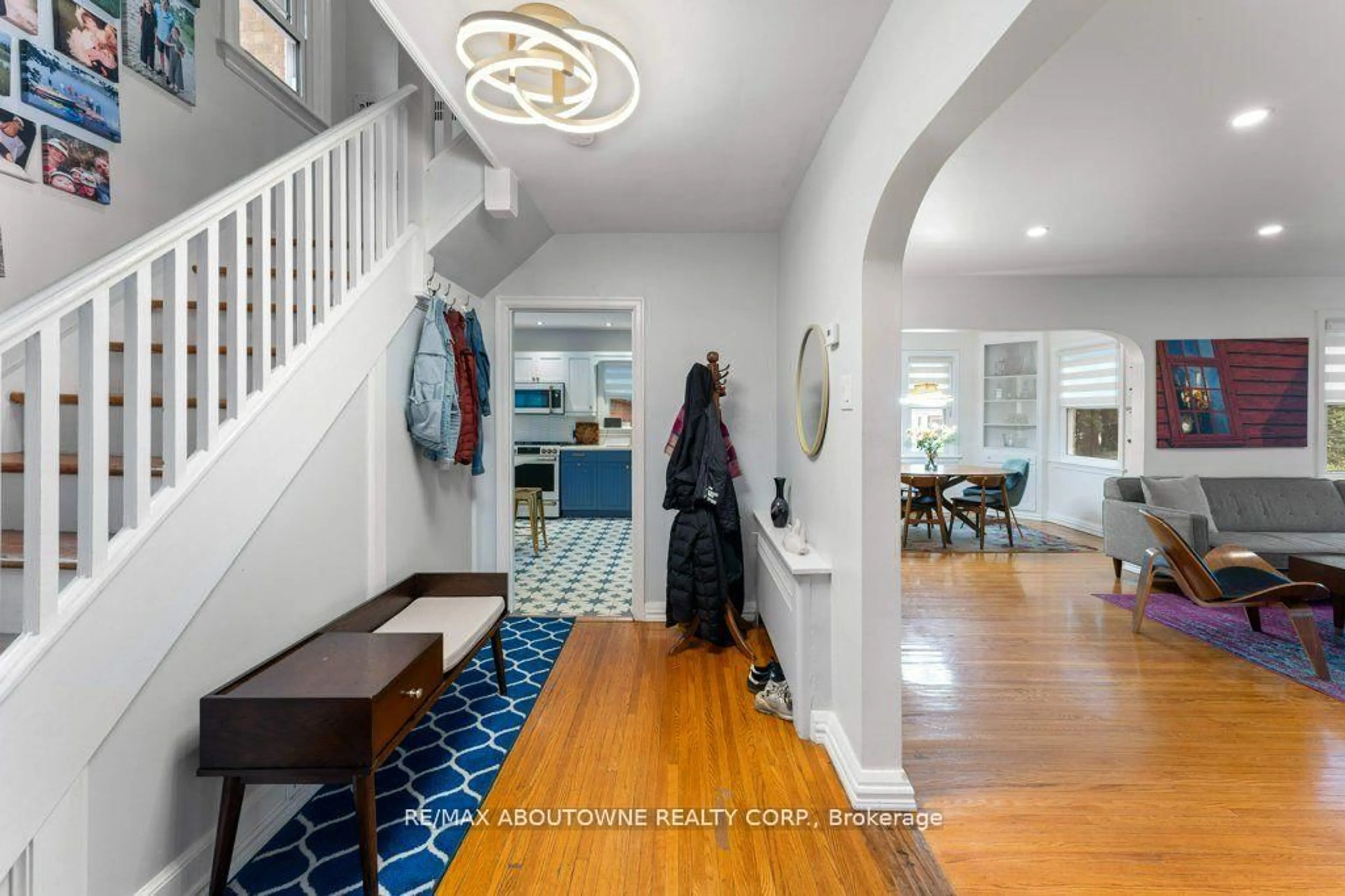 Indoor entryway for 1 College St, Kingston Ontario K7L 4L5