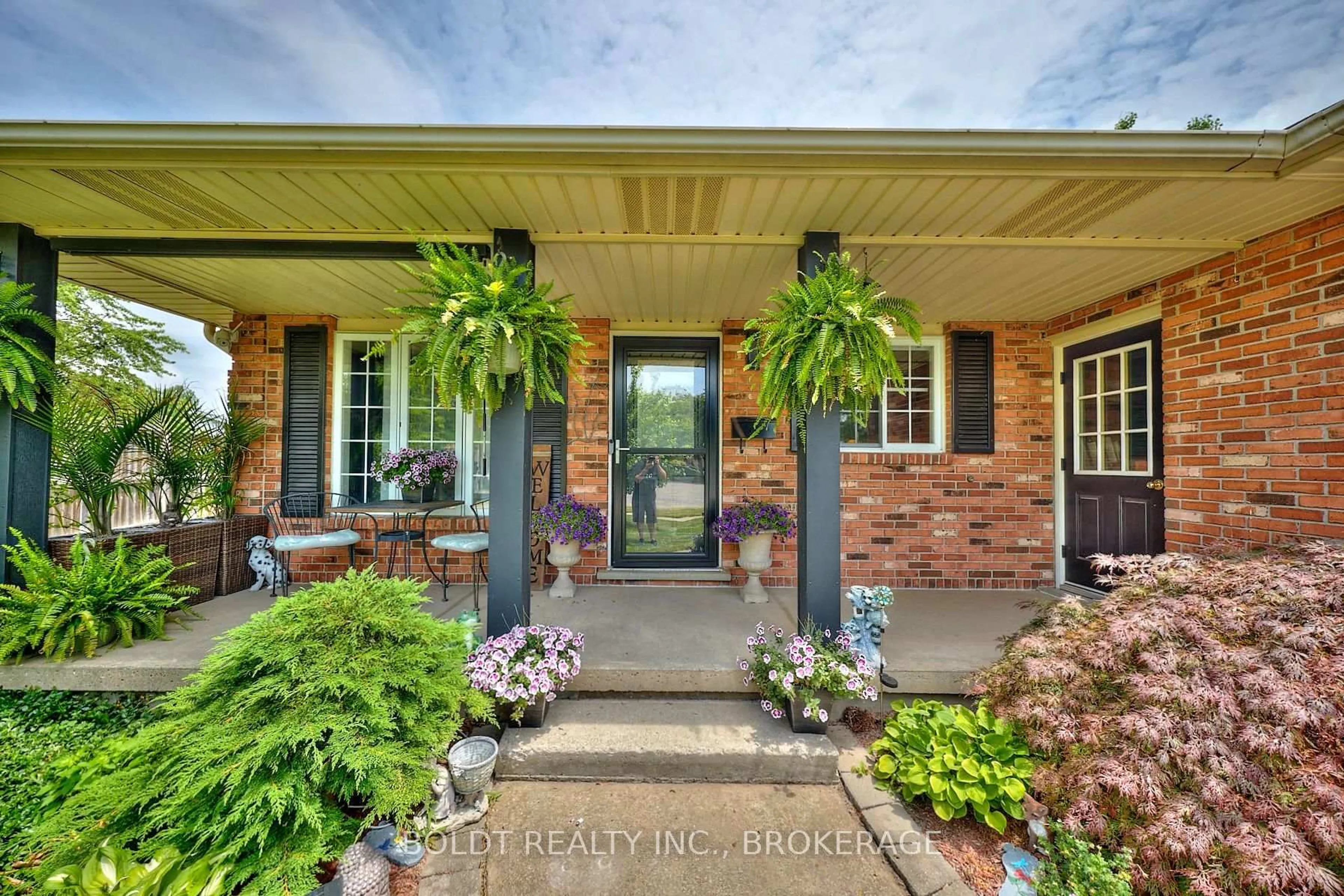 Unknown for 15 PINOAK Crt, Welland Ontario L3C 6V5