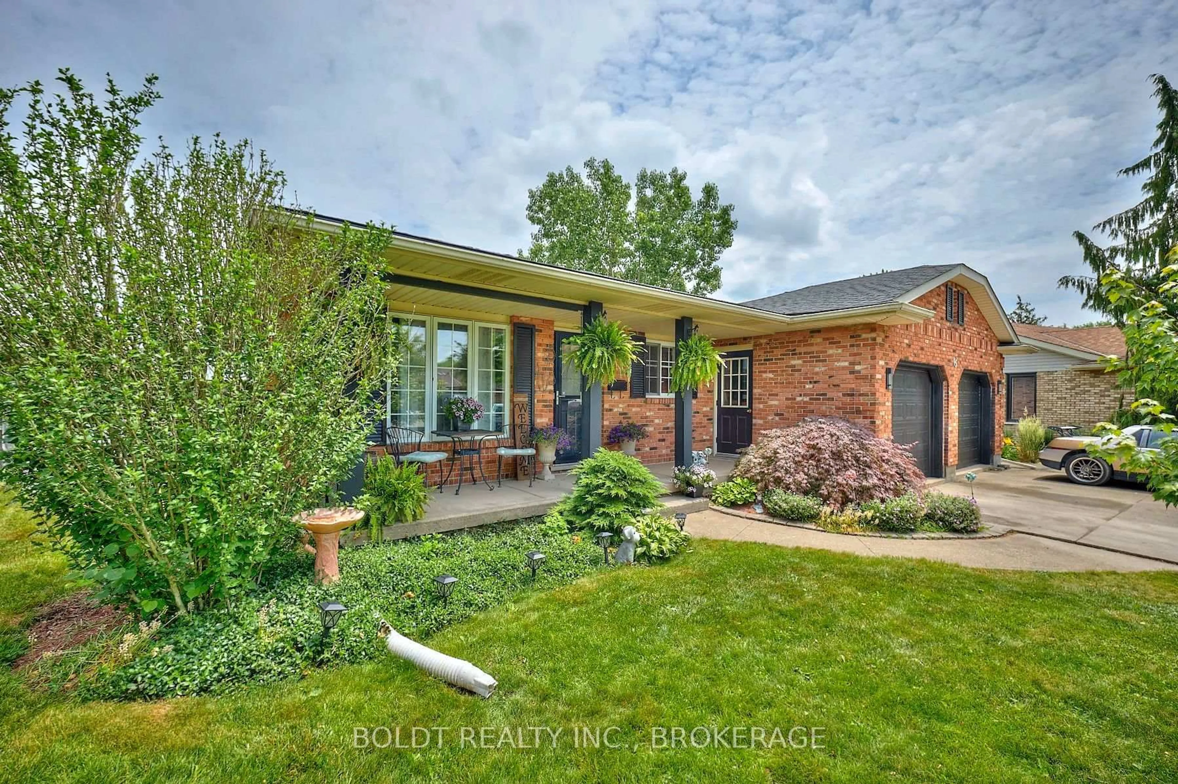 Home with brick exterior material, street for 15 PINOAK Crt, Welland Ontario L3C 6V5