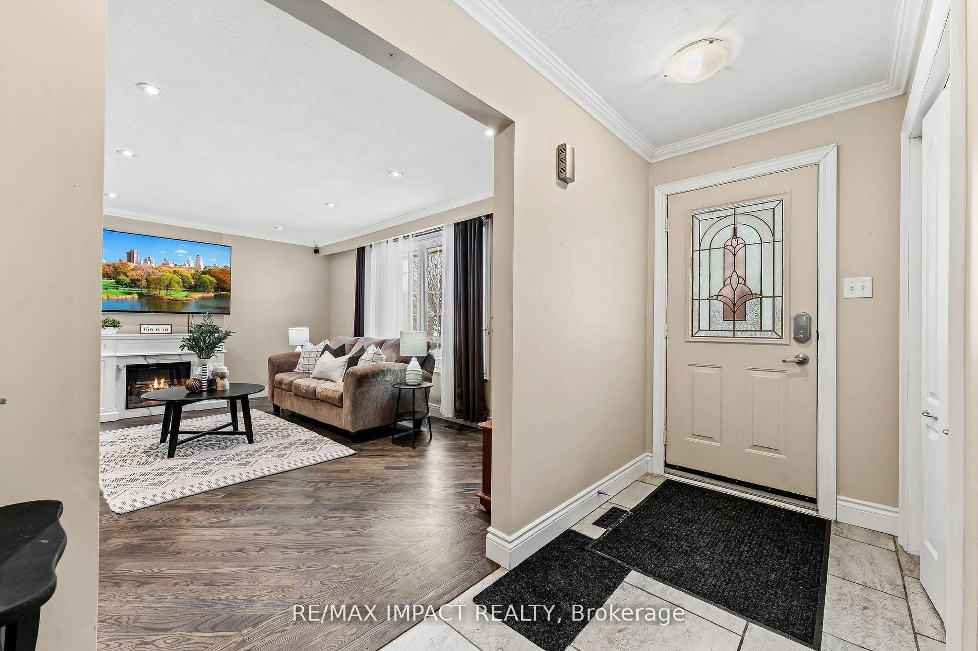 Indoor entryway for 1158 Weller St, Peterborough West Ontario K9J 7M8