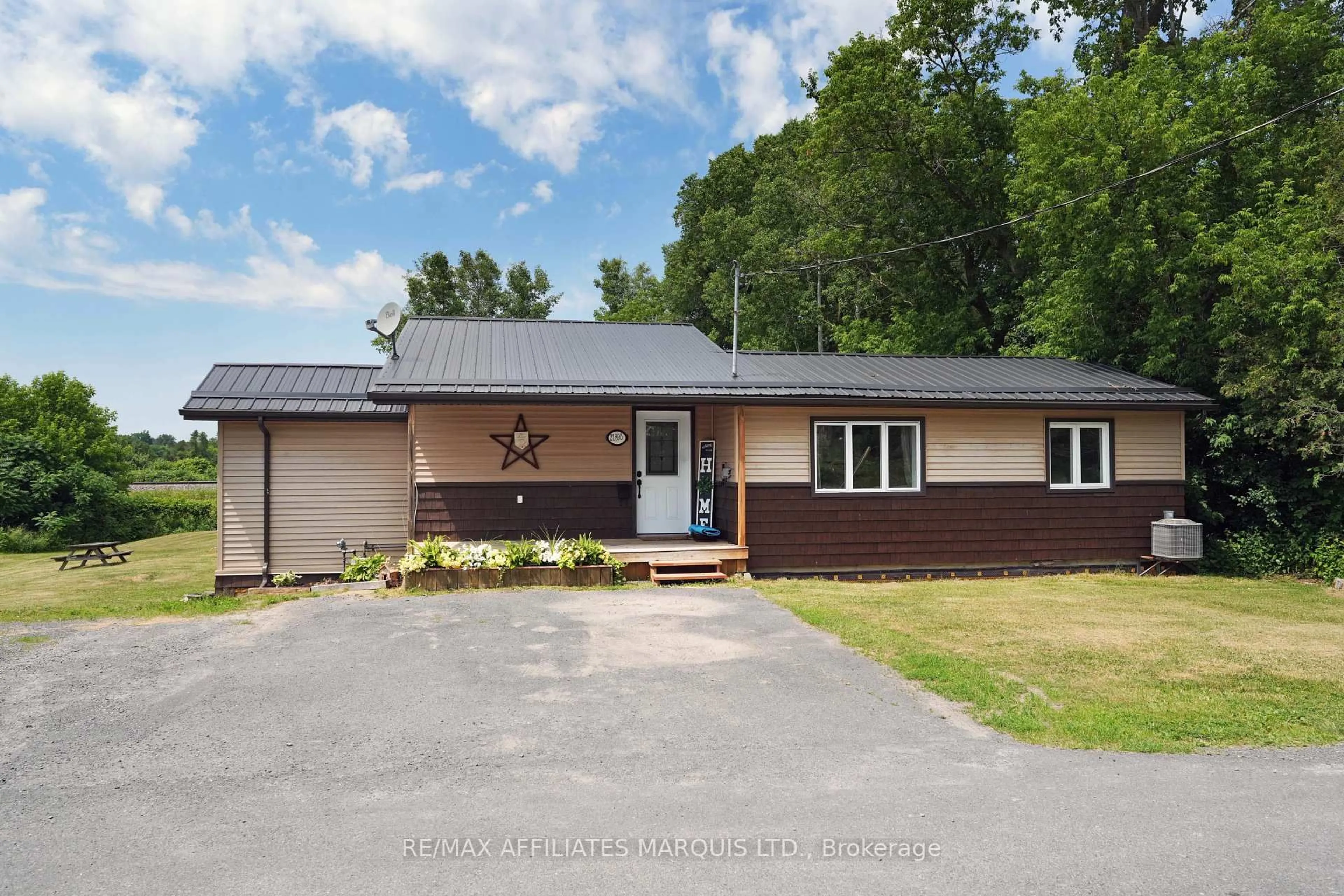 A pic from outside/outdoor area/front of a property/back of a property/a pic from drone, unknown for 21895 SEGUIN MILL St, North Glengarry Ontario K0B 1H0