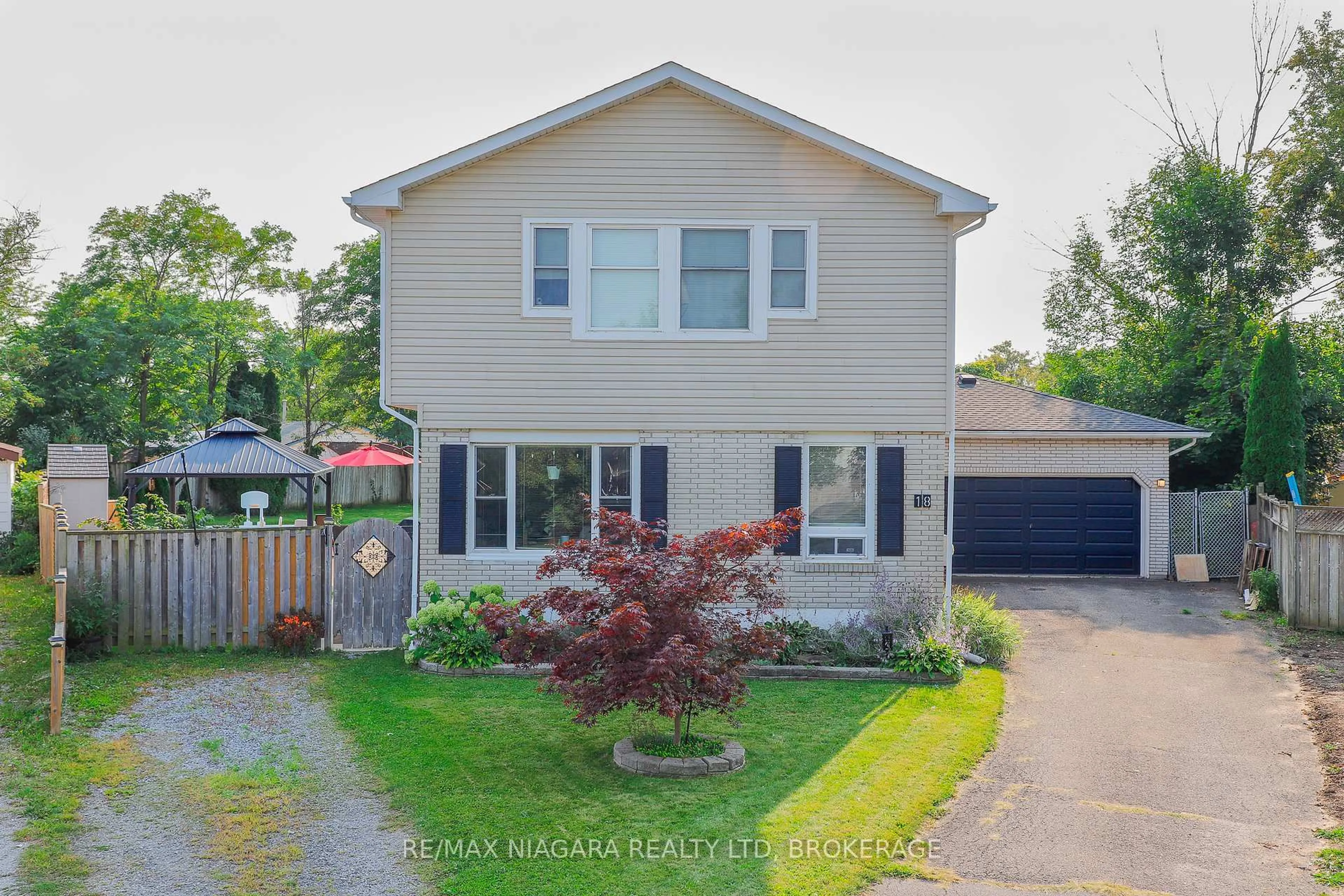 A pic from outside/outdoor area/front of a property/back of a property/a pic from drone, street for 18 Roxborough Crt, St. Catharines Ontario L2M 6E3