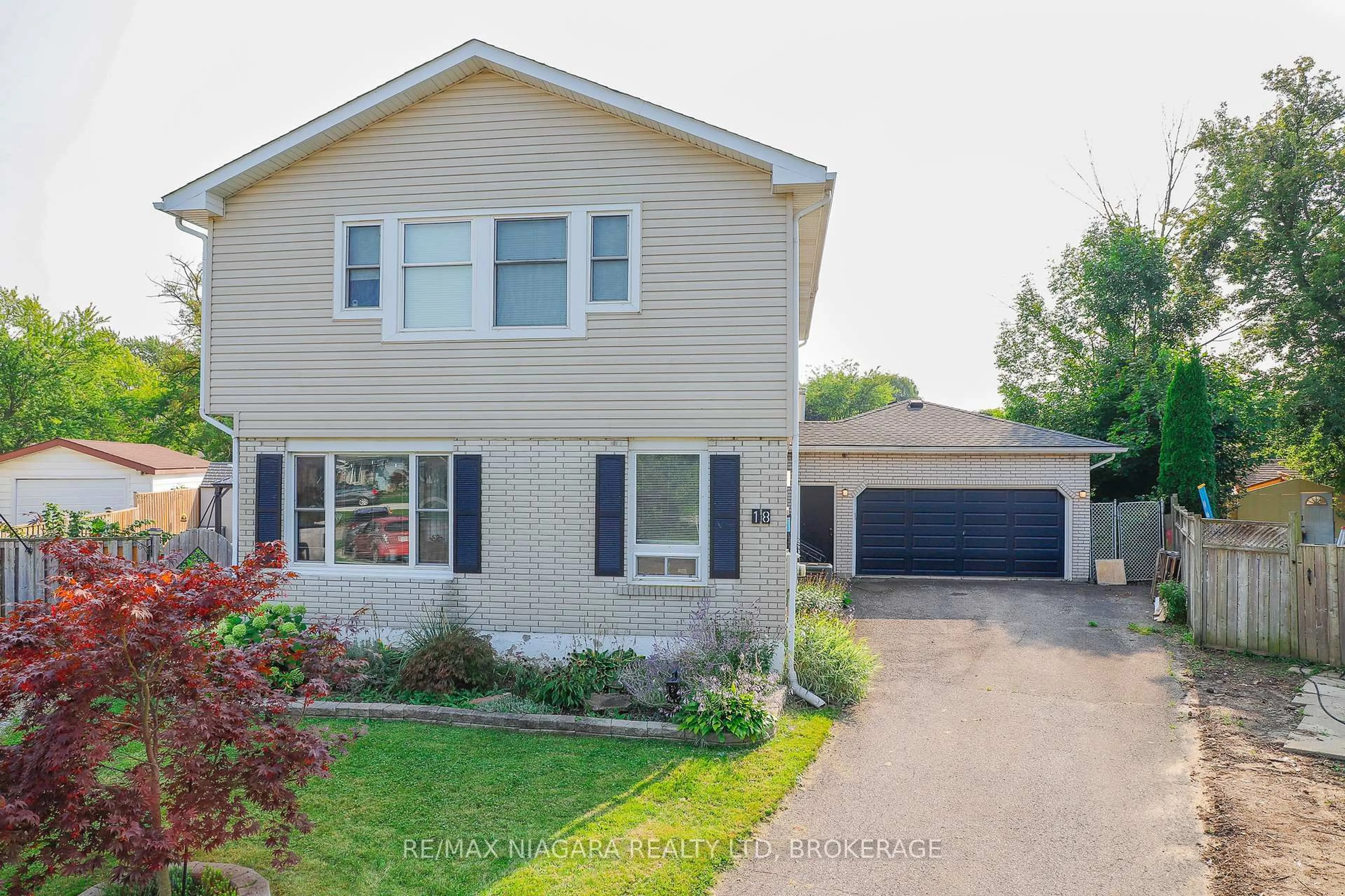 Home with vinyl exterior material, street for 18 Roxborough Crt, St. Catharines Ontario L2M 6E3